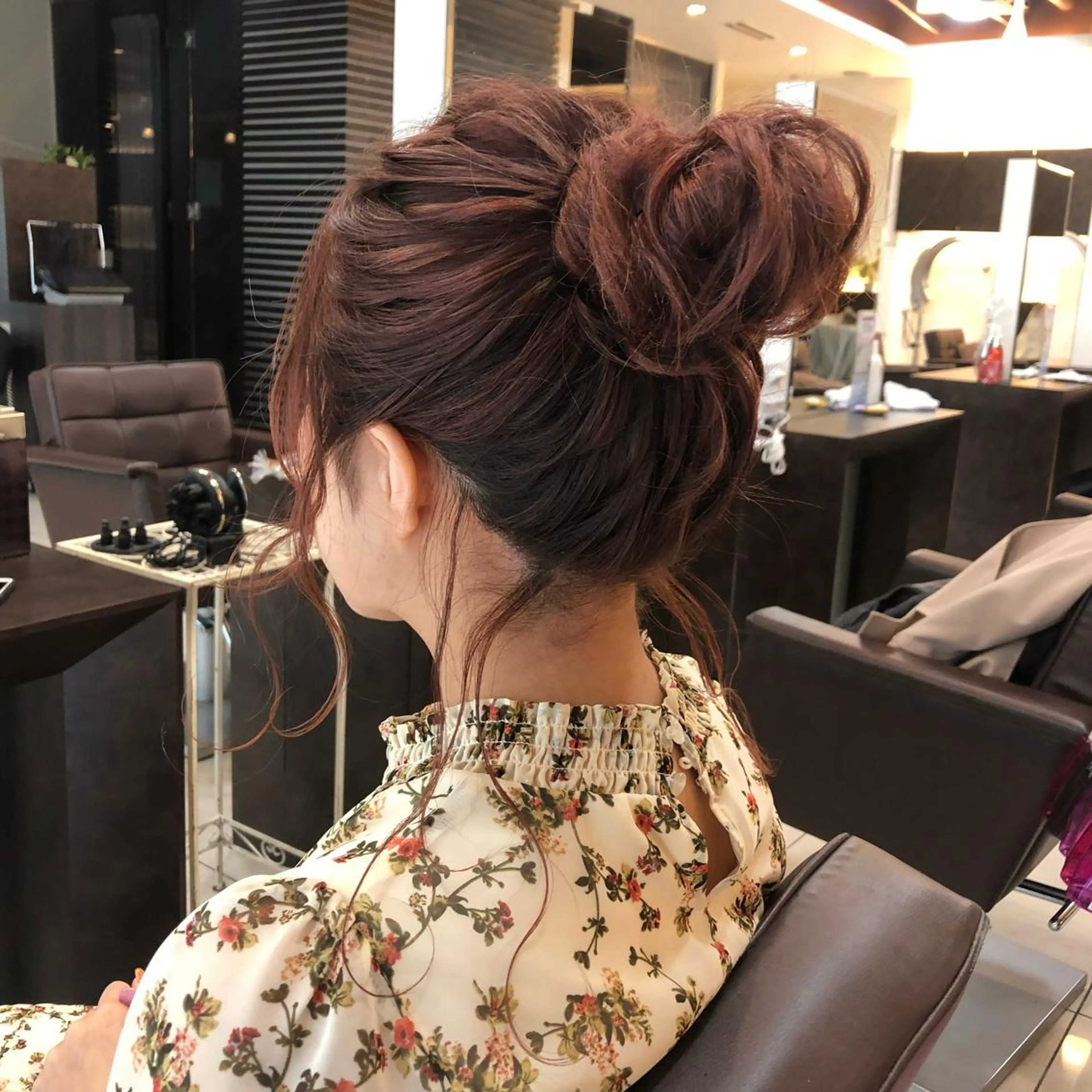 ロング ヘアアレンジ お団子ヘア レイヤーカット✖️ 柔らかベージュカラーのヘアスタイル