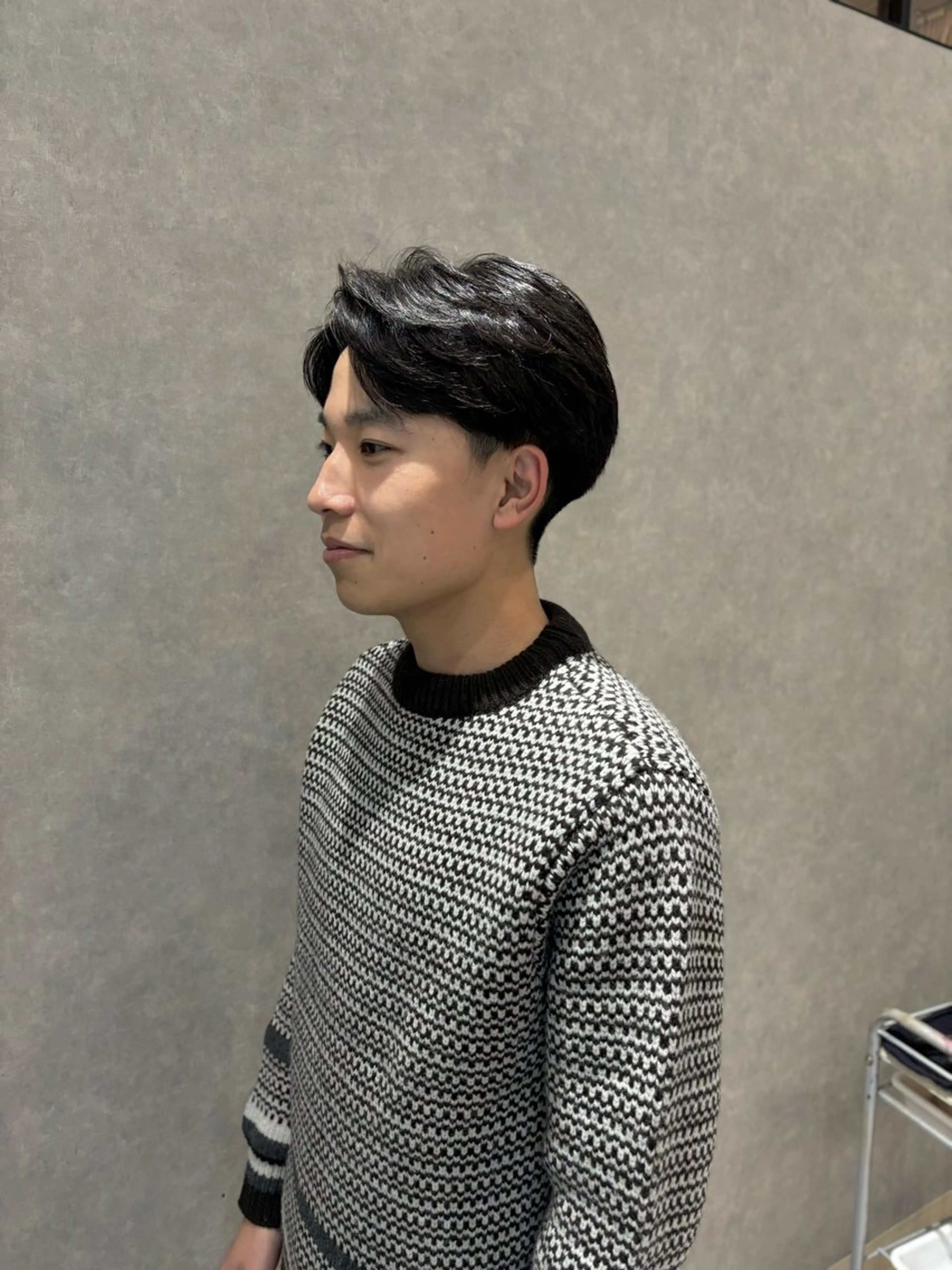 ショート パーマ メンズ センターパート フェザーパーマ メンズハイライト メンズハイトーン マッシュウルフ カット 長谷川 湧のヘアスタイル