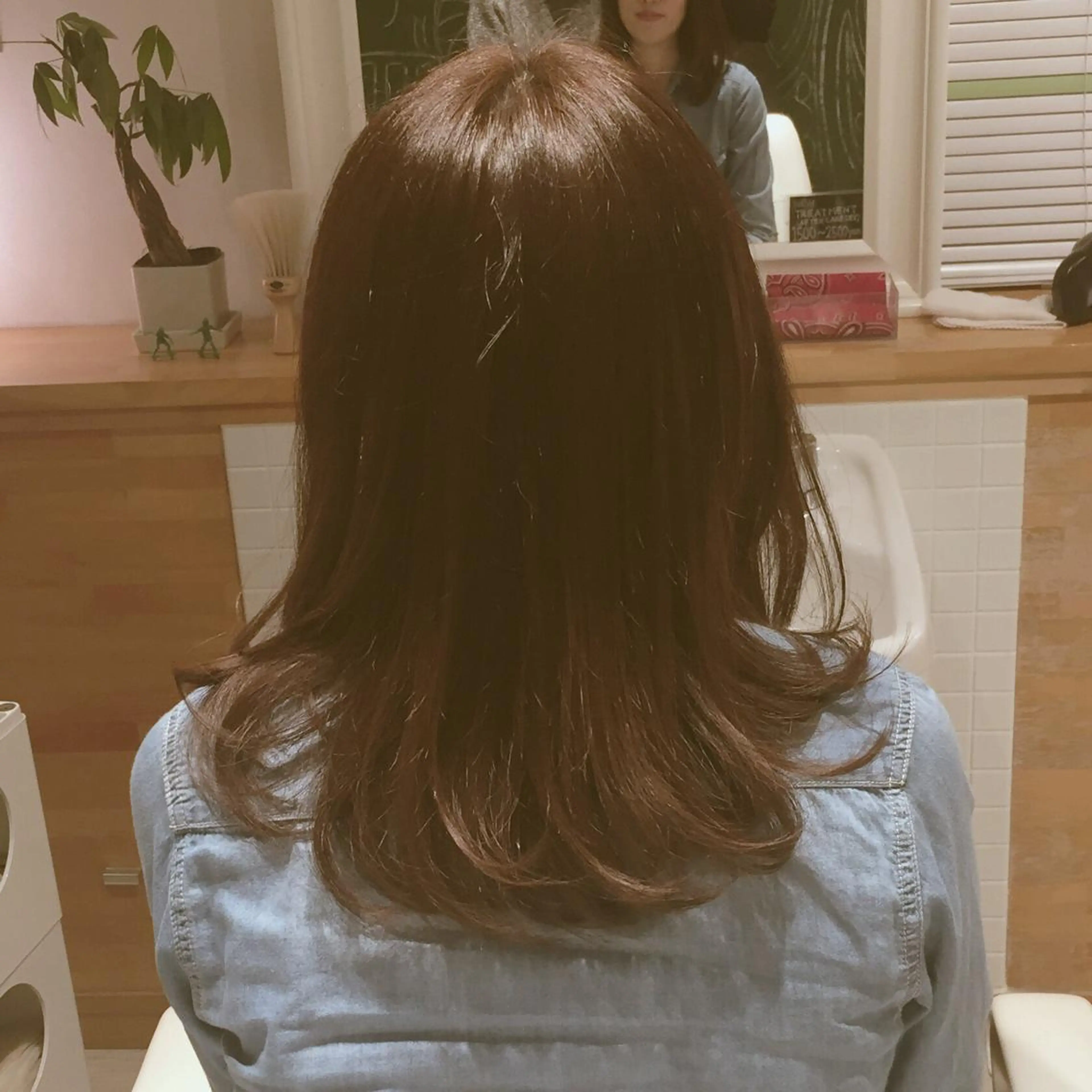 セミロング カラー 通い続けられるサロン ママ美容師　明日香のヘアスタイル