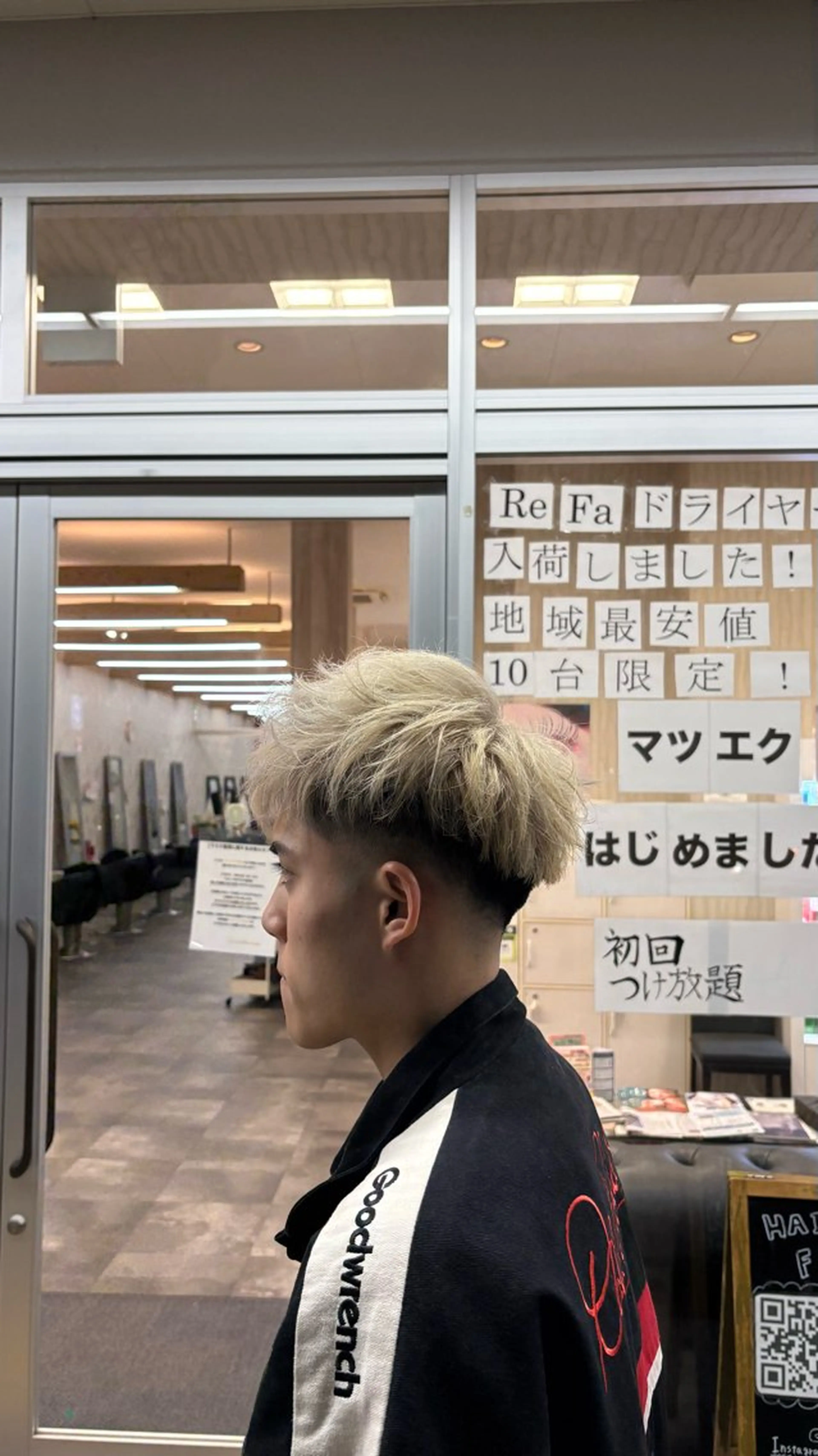 ショート カラー メンズ メンズブリーチ フェードカット ブリーチ 河野 有吾のヘアスタイル