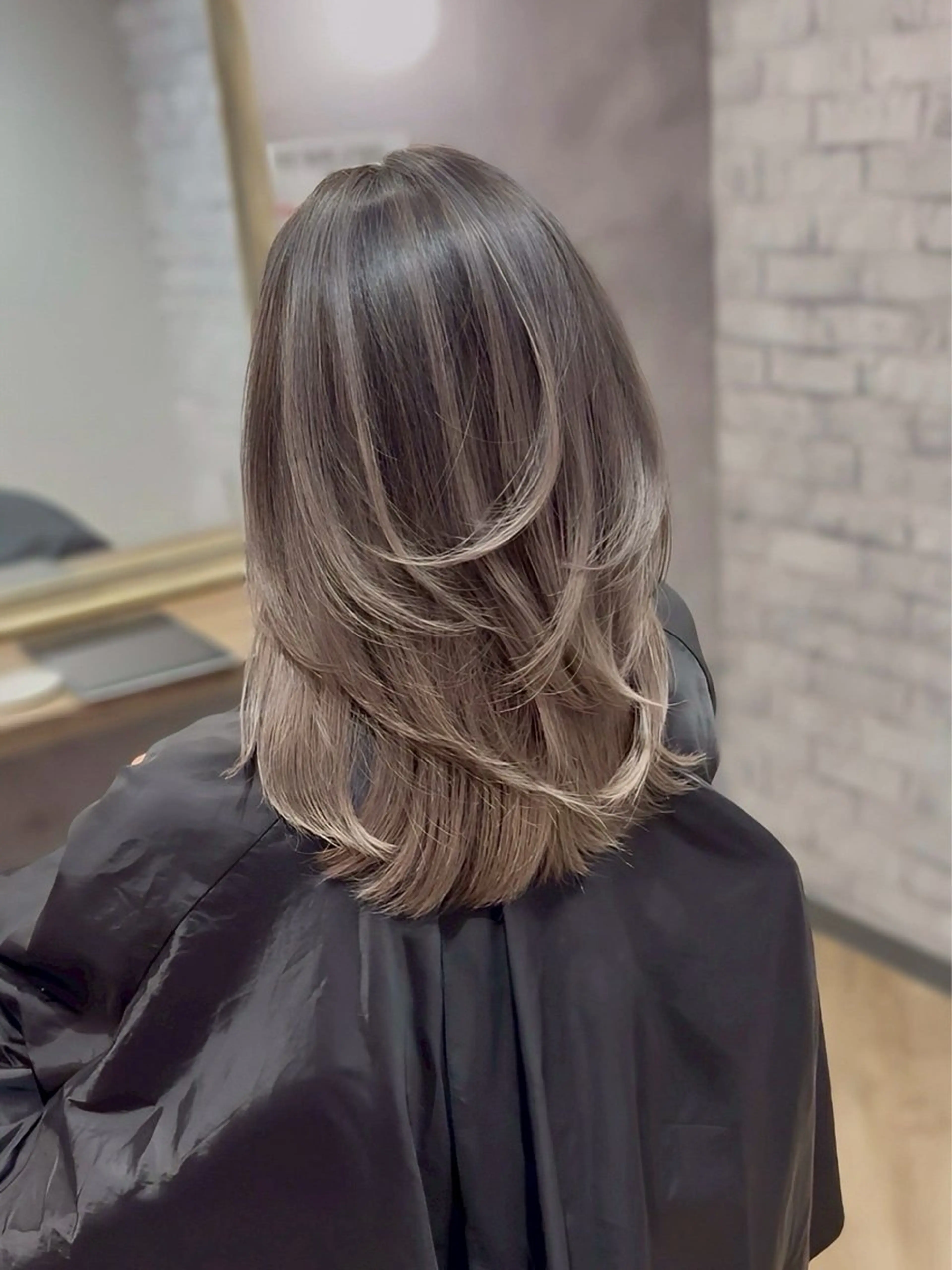 セミロング レイヤーカット ヘアカラー 阪急箕面駅 艶カラー/縮毛矯正のヘアスタイル
