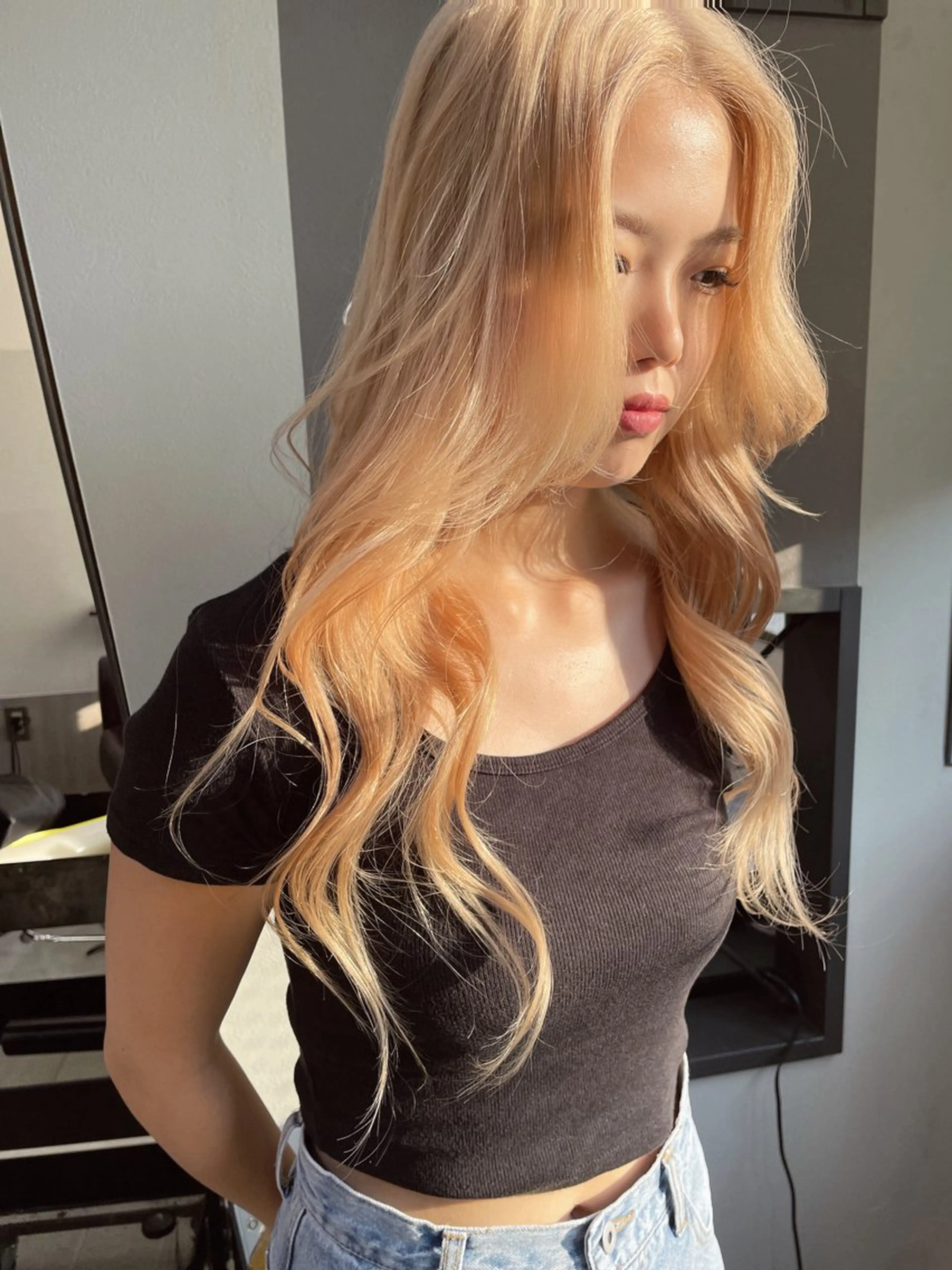 ロング カラー ブロンド ホワイトブロンド AIRI layer cut hairのヘアスタイル