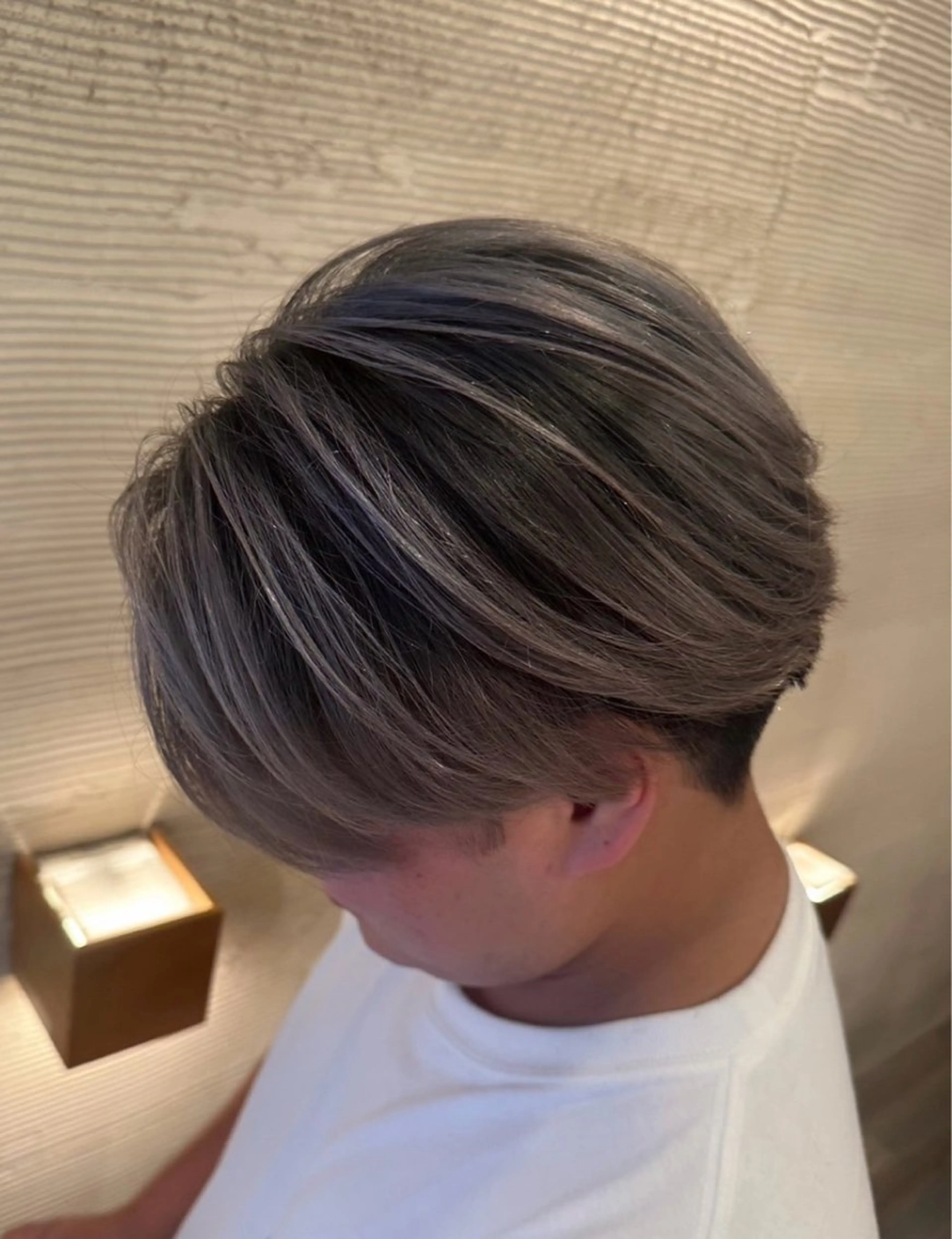 カラー メンズ メンズバレイヤージュ メンズブリーチ バレイヤージュ ブリーチ シルバー 安藤 聖麻のヘアスタイル