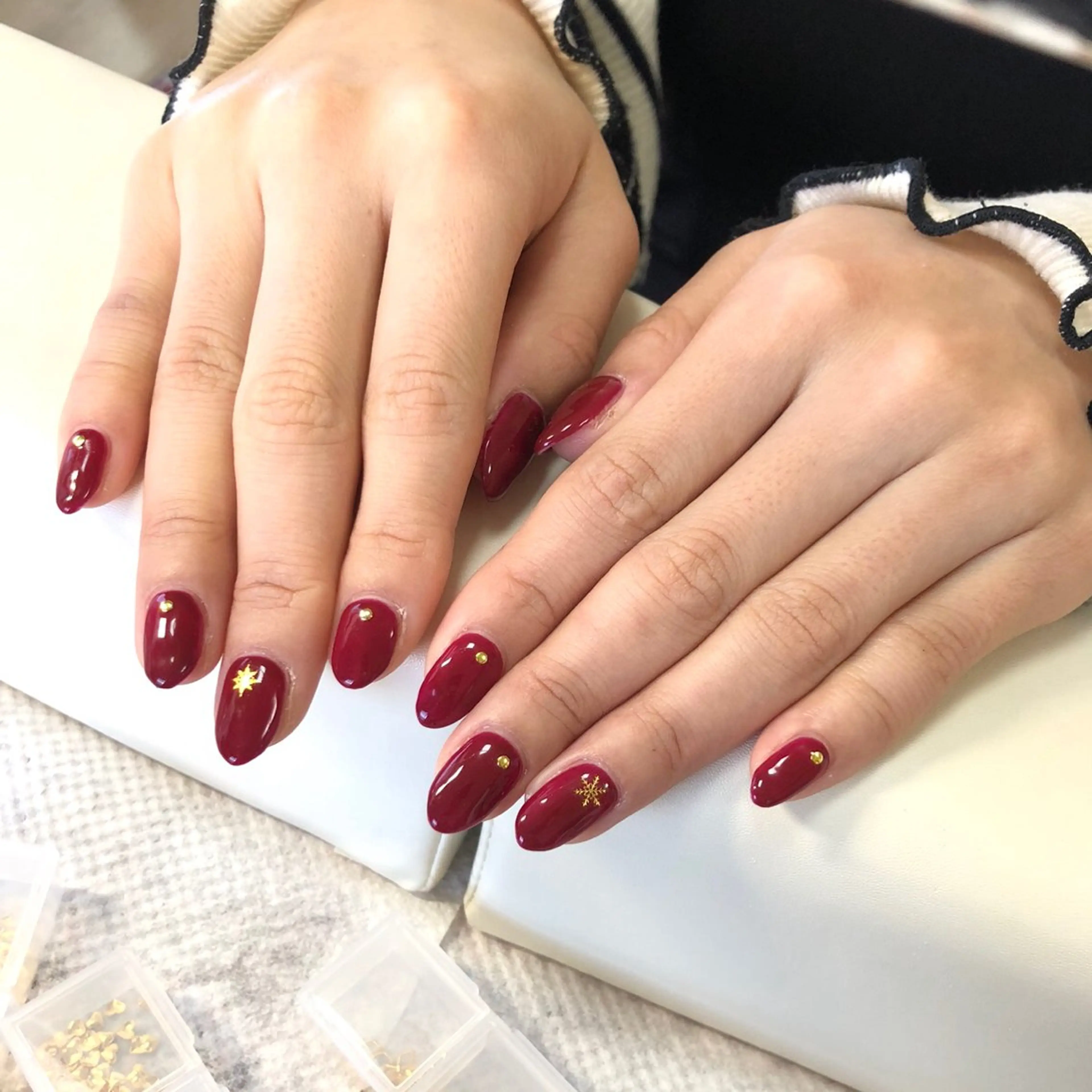 ネイル ゴールド ワンカラーネイル 赤色 シンプルネイル ハンドネイル salon *meehoのネイルデザイン