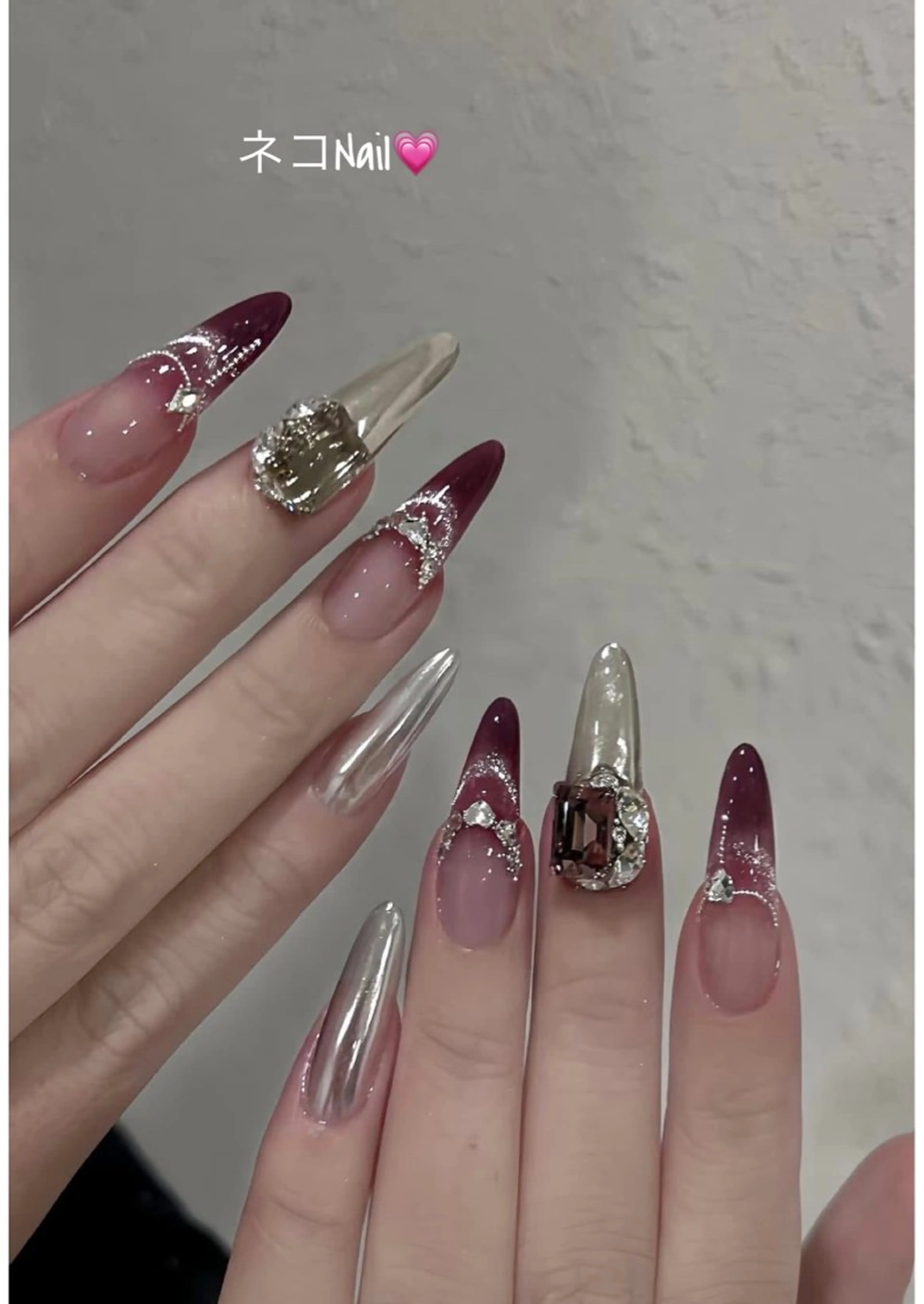 ネイル フレンチネイル ラメ(グリッター) ストーンネイル ワンホンネイル ハンドネイル ネコ Nailのネイルデザイン