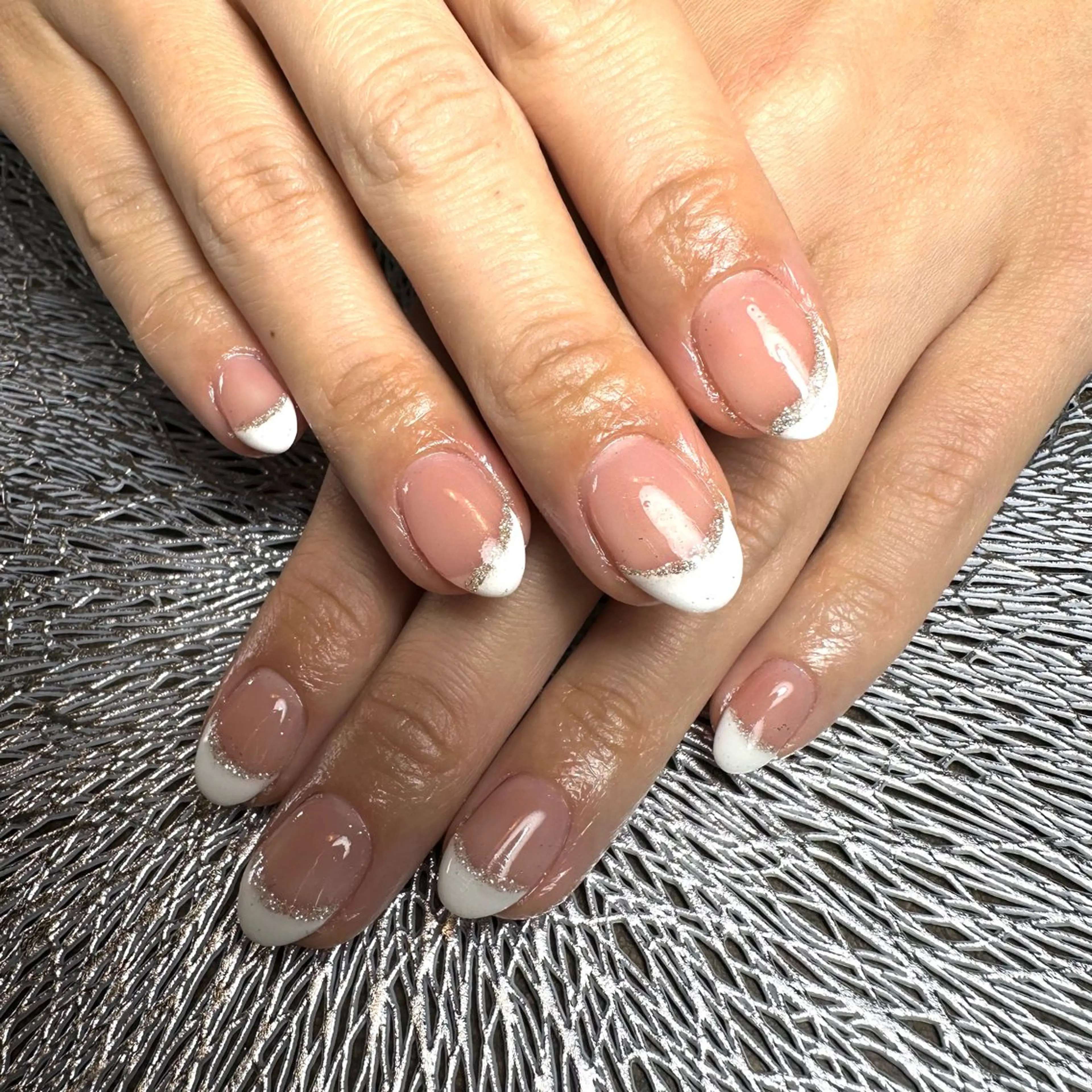 ネイル フレンチネイル ラメ(グリッター) 斜めフレンチ シルバー nail salon 凪のネイルデザイン
