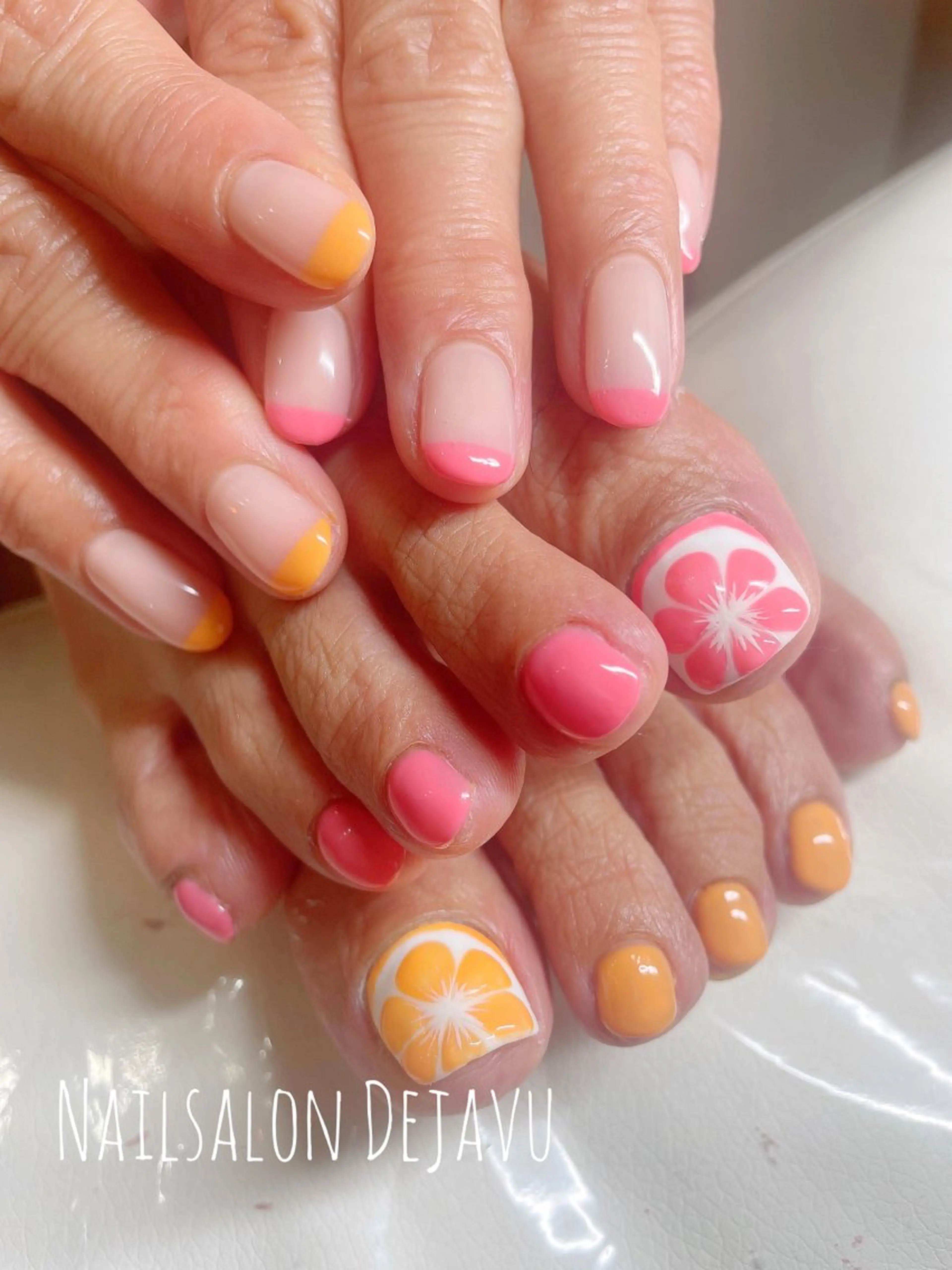 ネイル アートネイル フットネイル おそろいネイル オレンジ ピンク Nail salon Dejavu 🌿のネイルデザイン