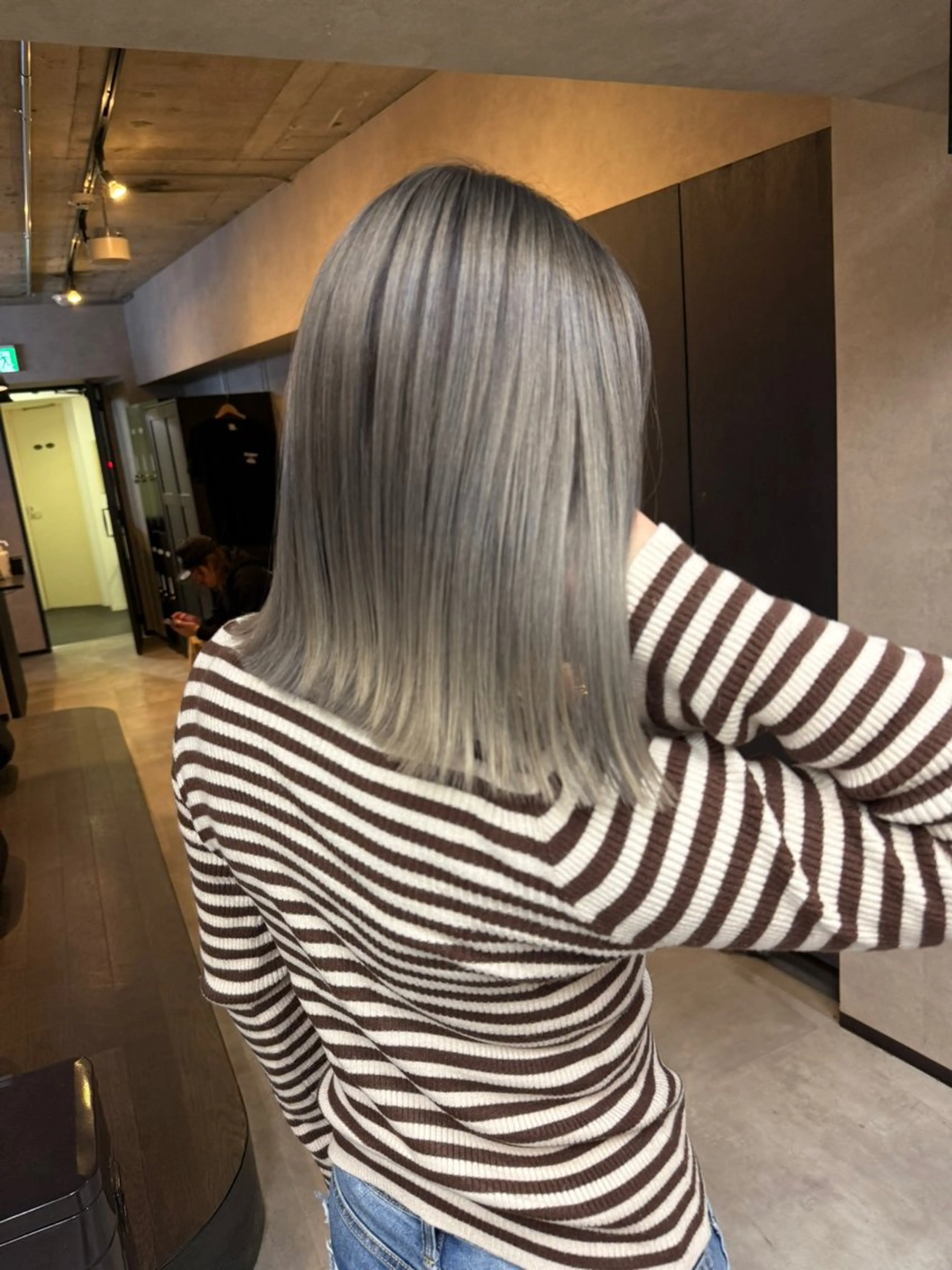 ミディアム カラー バレイヤージュ グレージュ シルバー シルバーグレージュ レイヤーカット SUNNY ななのヘアスタイル