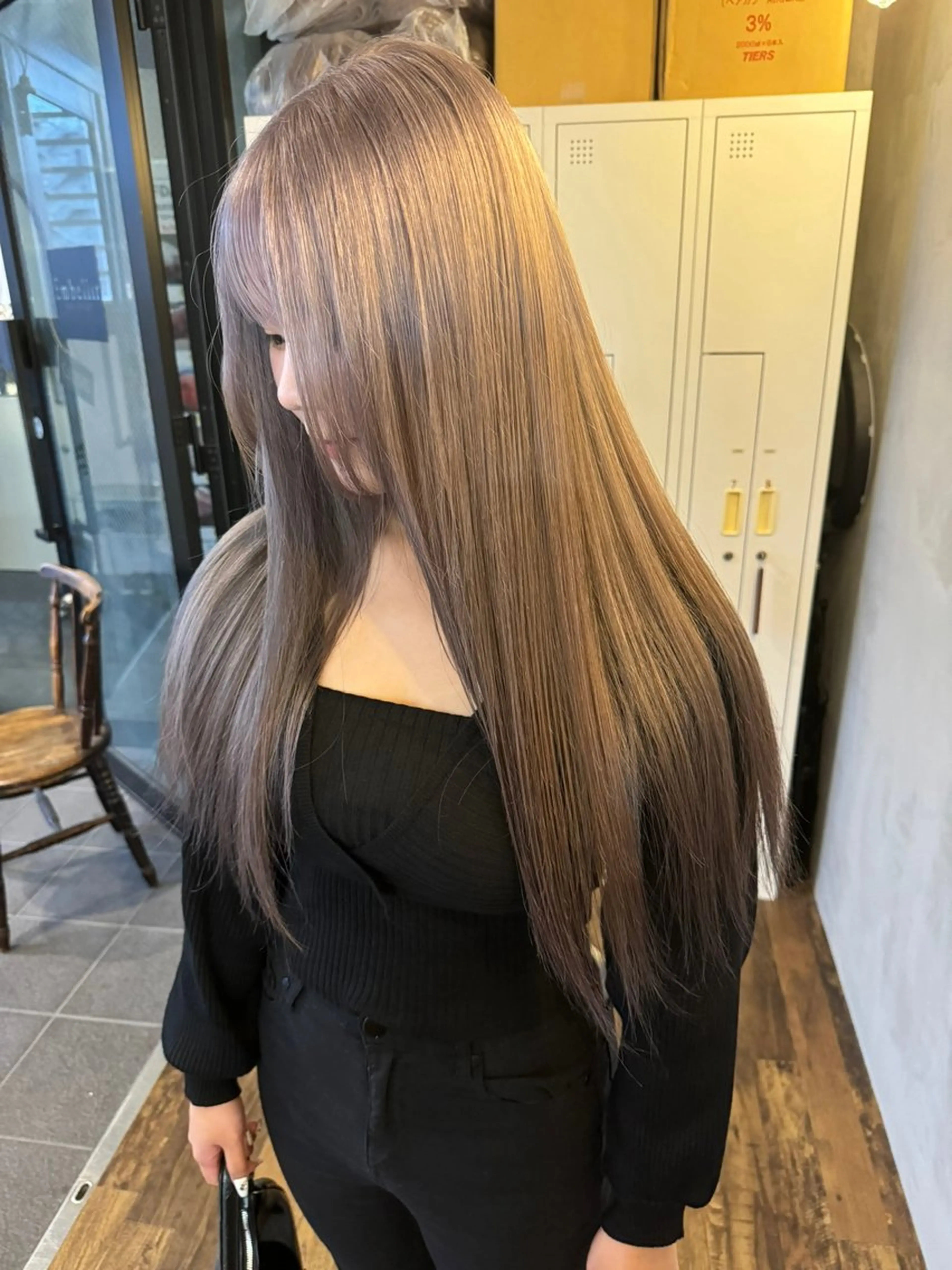 ロング カラー 赤みなしオリーブ ハイトーン×レイヤーのヘアスタイル