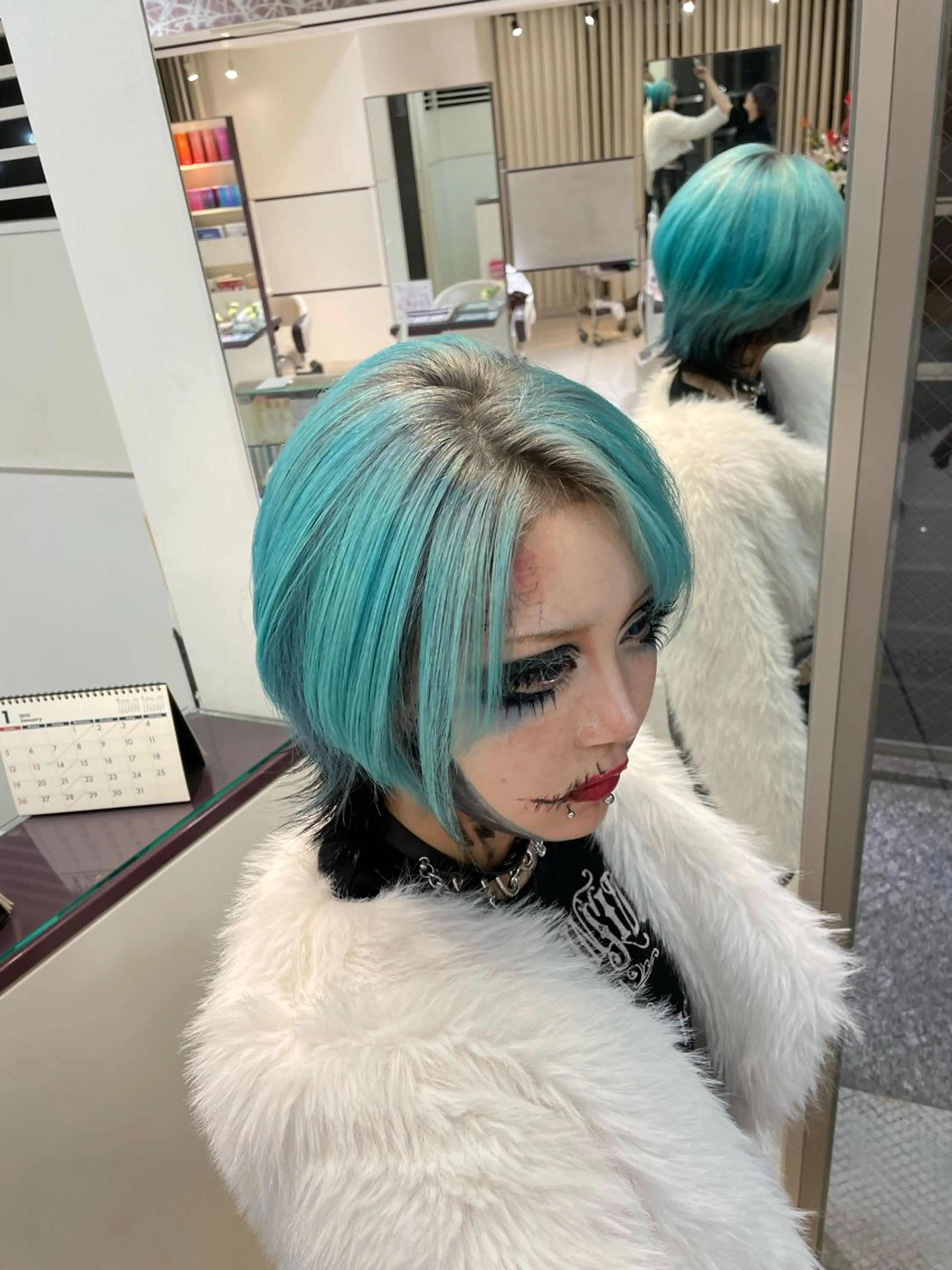 ミディアム カラー アクアカラー 黒髪 ブルーカラー デザインカラー シルバー まるやま ひなこ/艶髪カラーのヘアスタイル