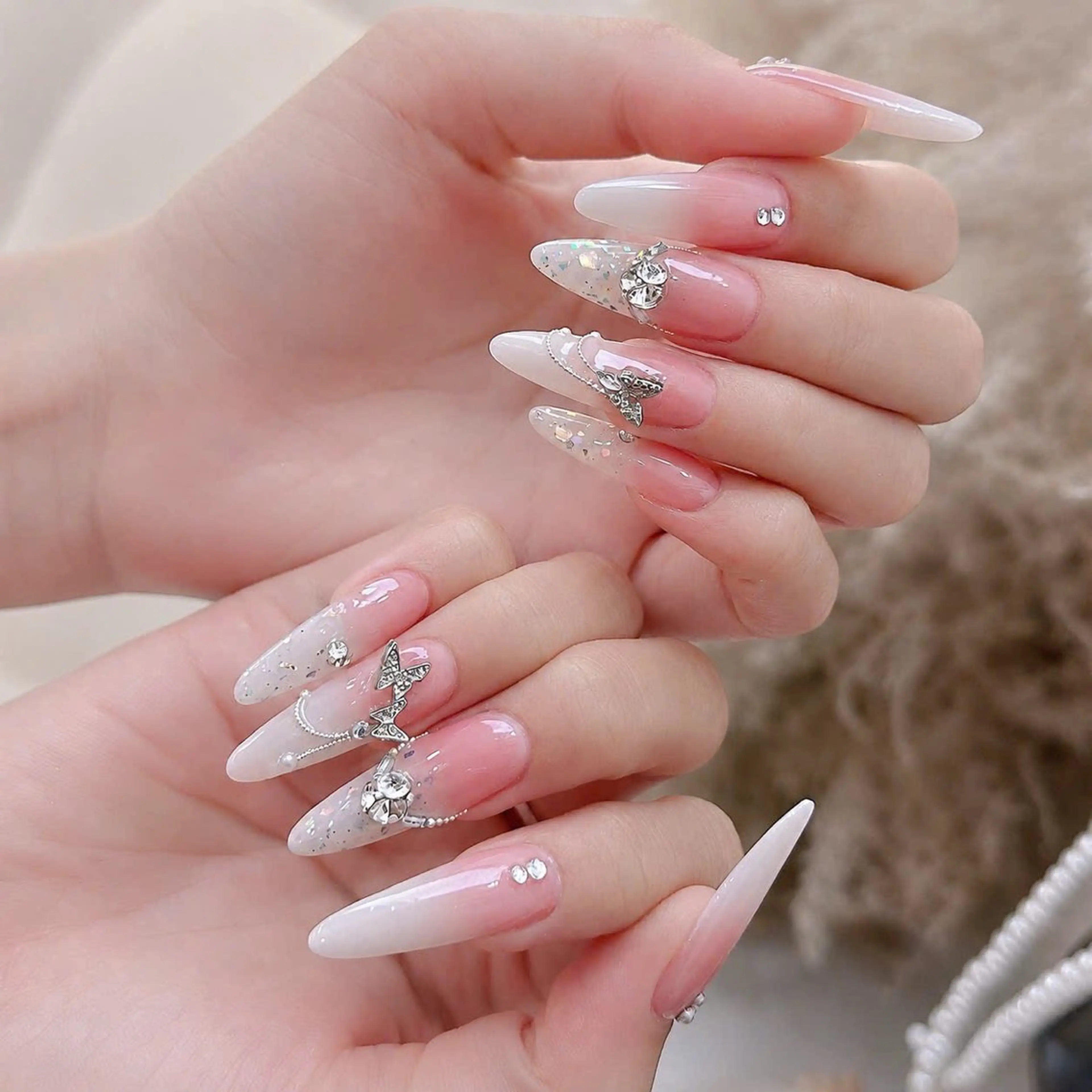 ネイル ガーリー グラデーション 氷ネイル・うるうるネイル キラキラネイル 韓国ネイル ハンドネイル Haruki Nail Salonのネイルデザイン