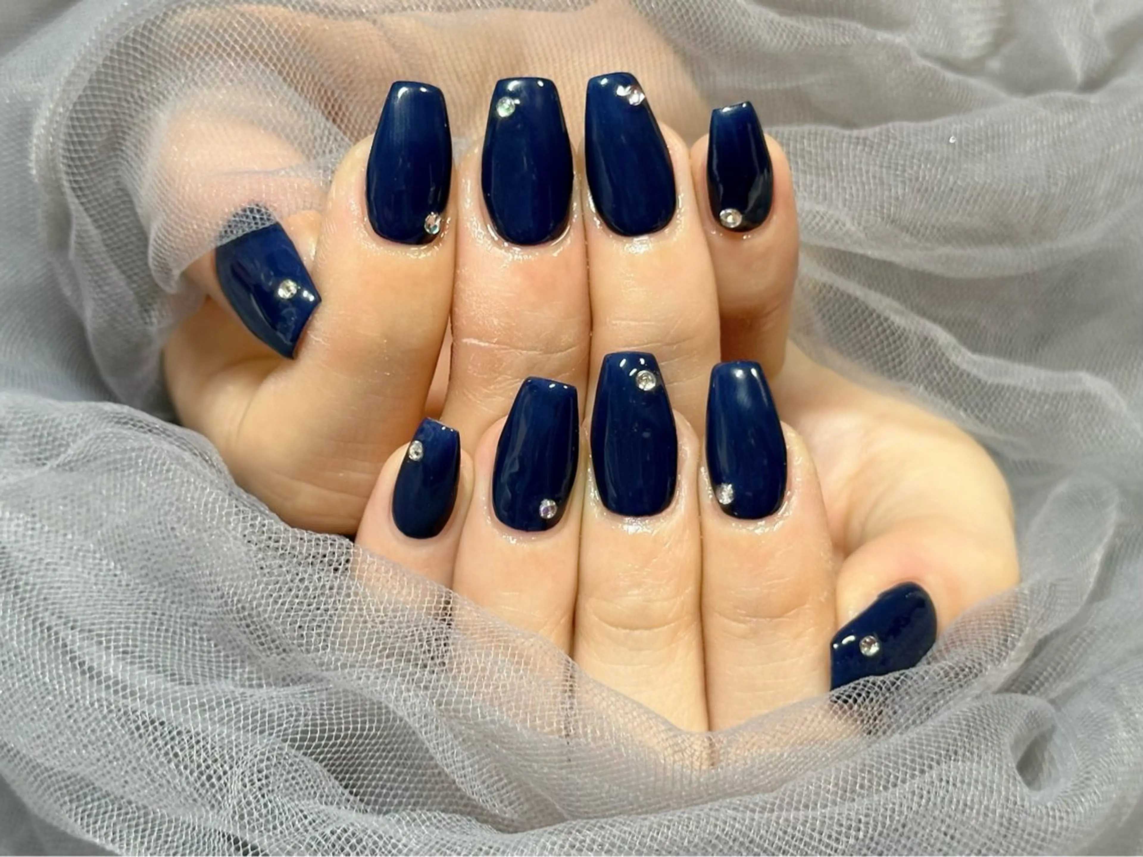 ネイル ネイビー ワンカラーネイル シンプルネイル ストーンネイル ハンドネイル Nail Salon KURELLYのネイルデザイン