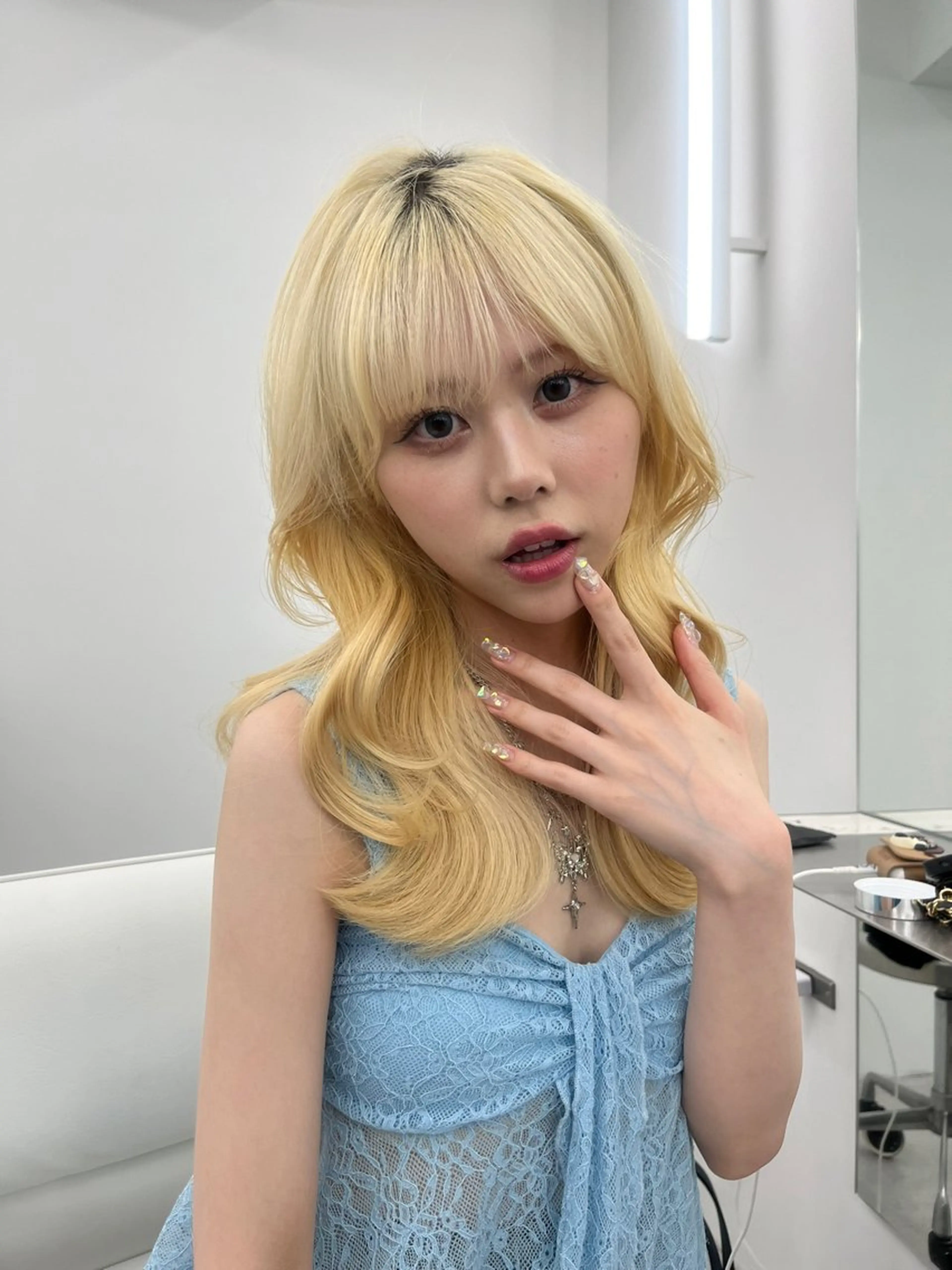 セミロング カラー ブリーチ ブロンド ハイレイヤー 韓国風ヘア レイヤーカット 透明感カラー✨🩵 韓国ヘアkanatoのヘアスタイル