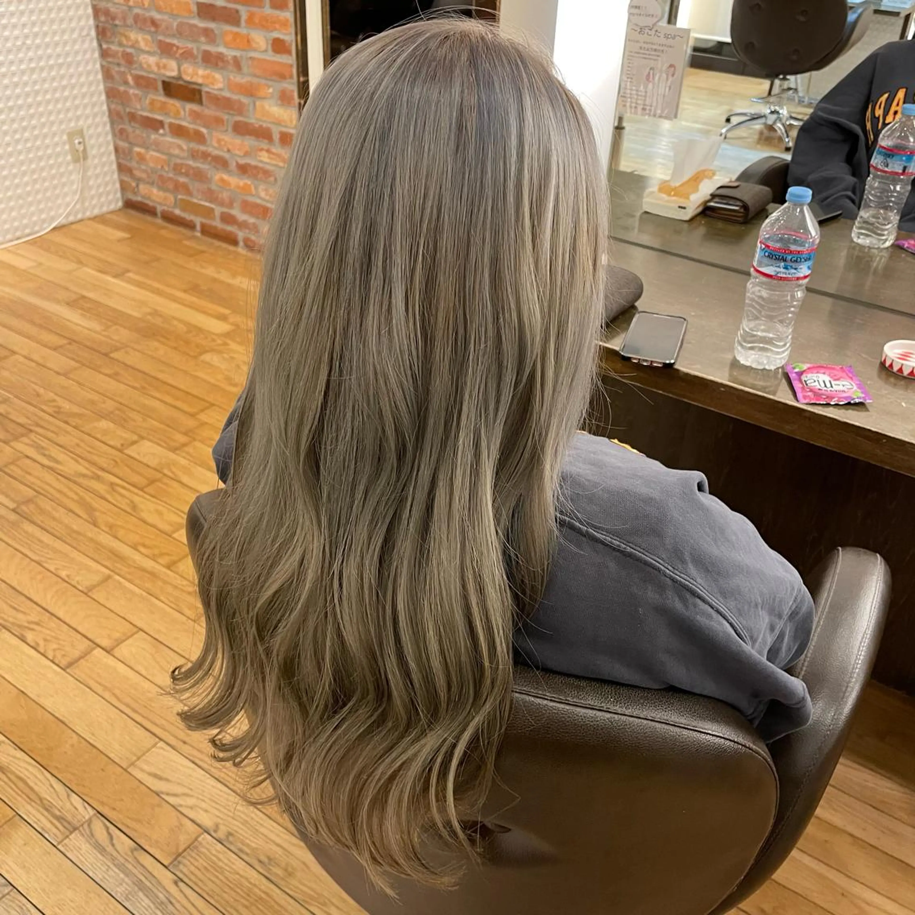 ロング カラー ブリーチ ハイトーンカラー シルバー 濱口 由華のヘアスタイル