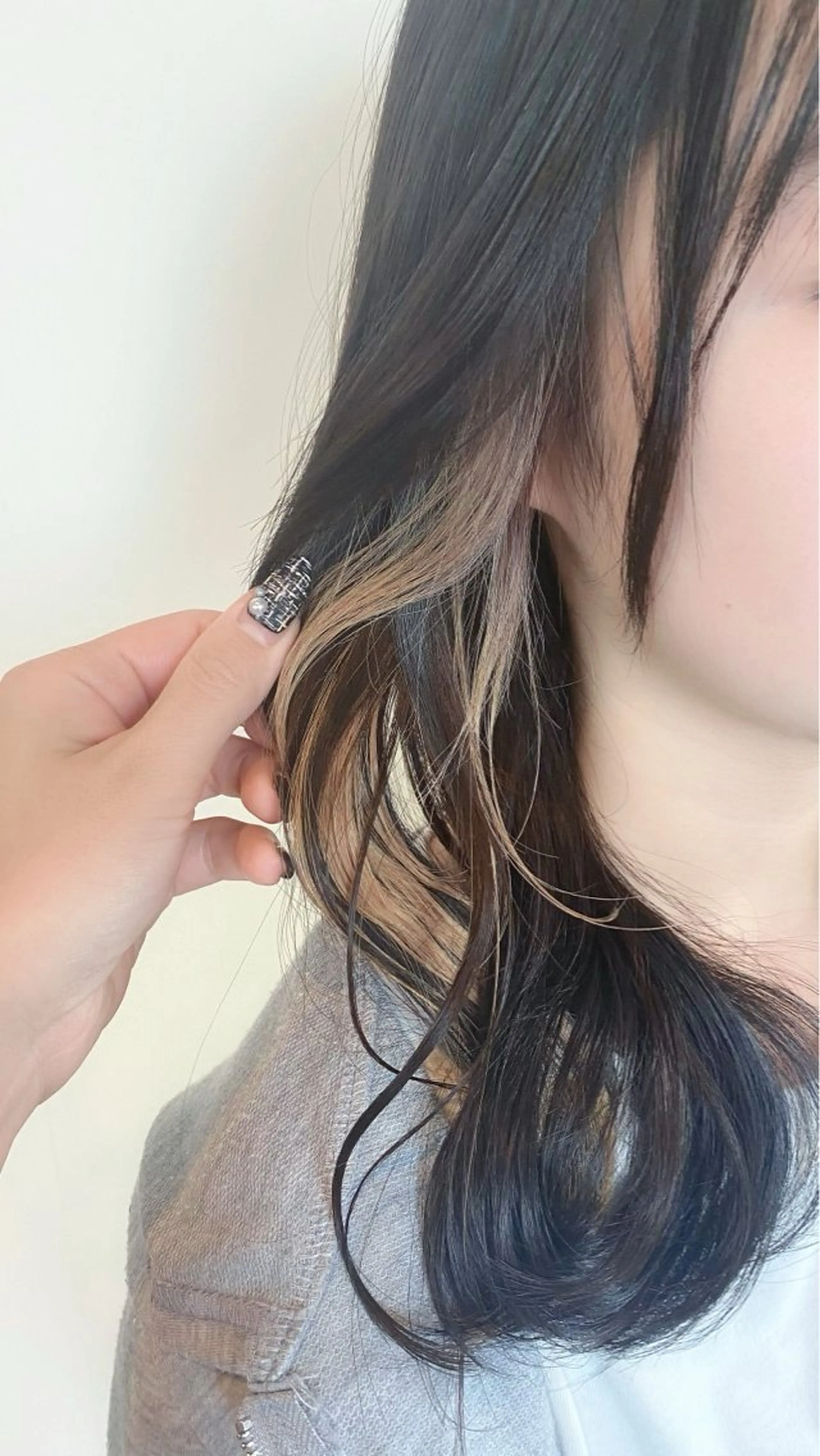 ロング カラー ベージュカラー ブリーチ ケアブリーチ デザインカラー ダブルカラー カット ヘアカラー トリートメント 肌に馴染むハイトーン /ミルクティーカラーのヘアスタイル