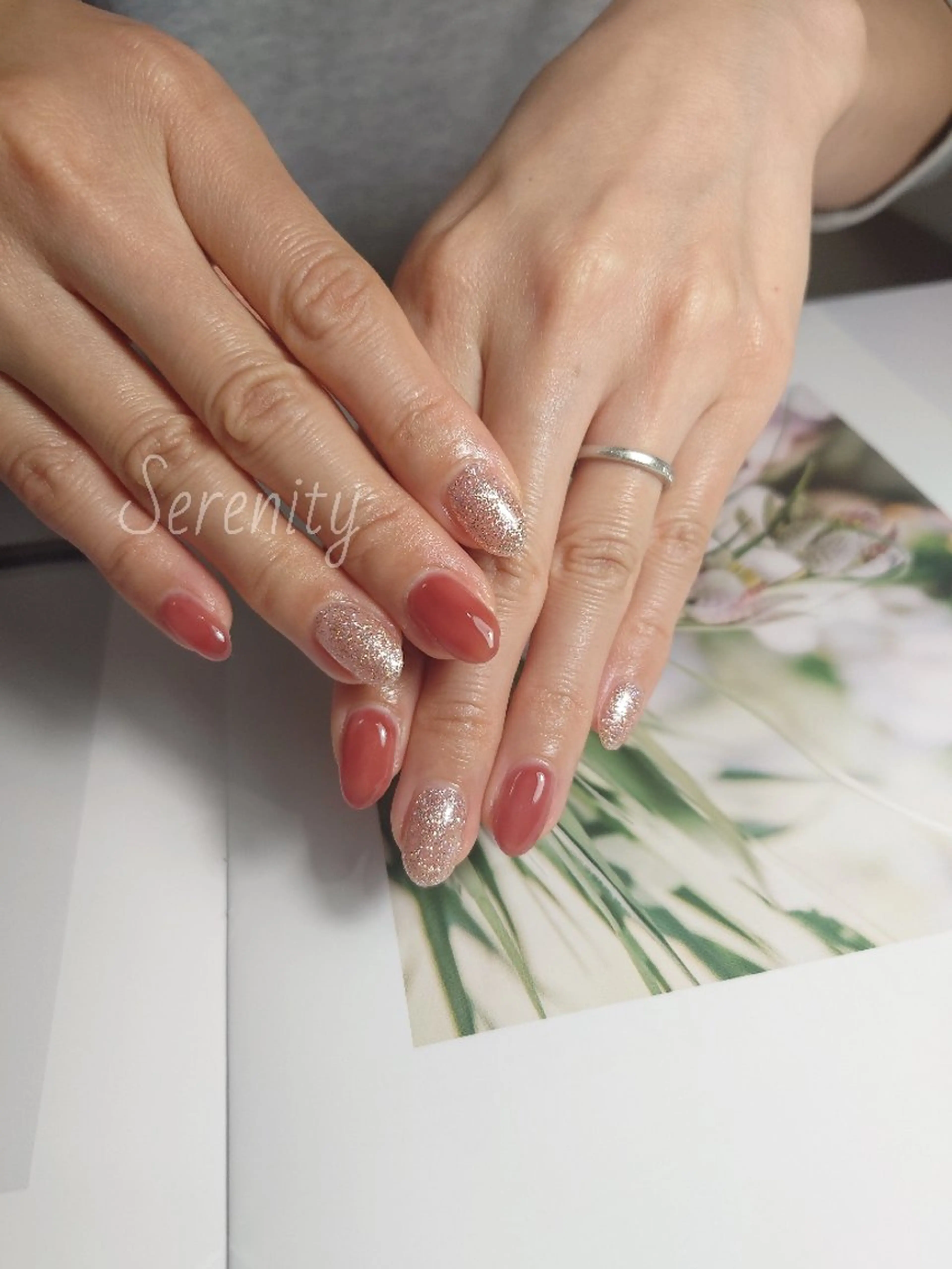 ネイル ブラウン ラメ(グリッター) ワンカラーネイル 赤色 ハンドネイル nail  serenityのネイルデザイン