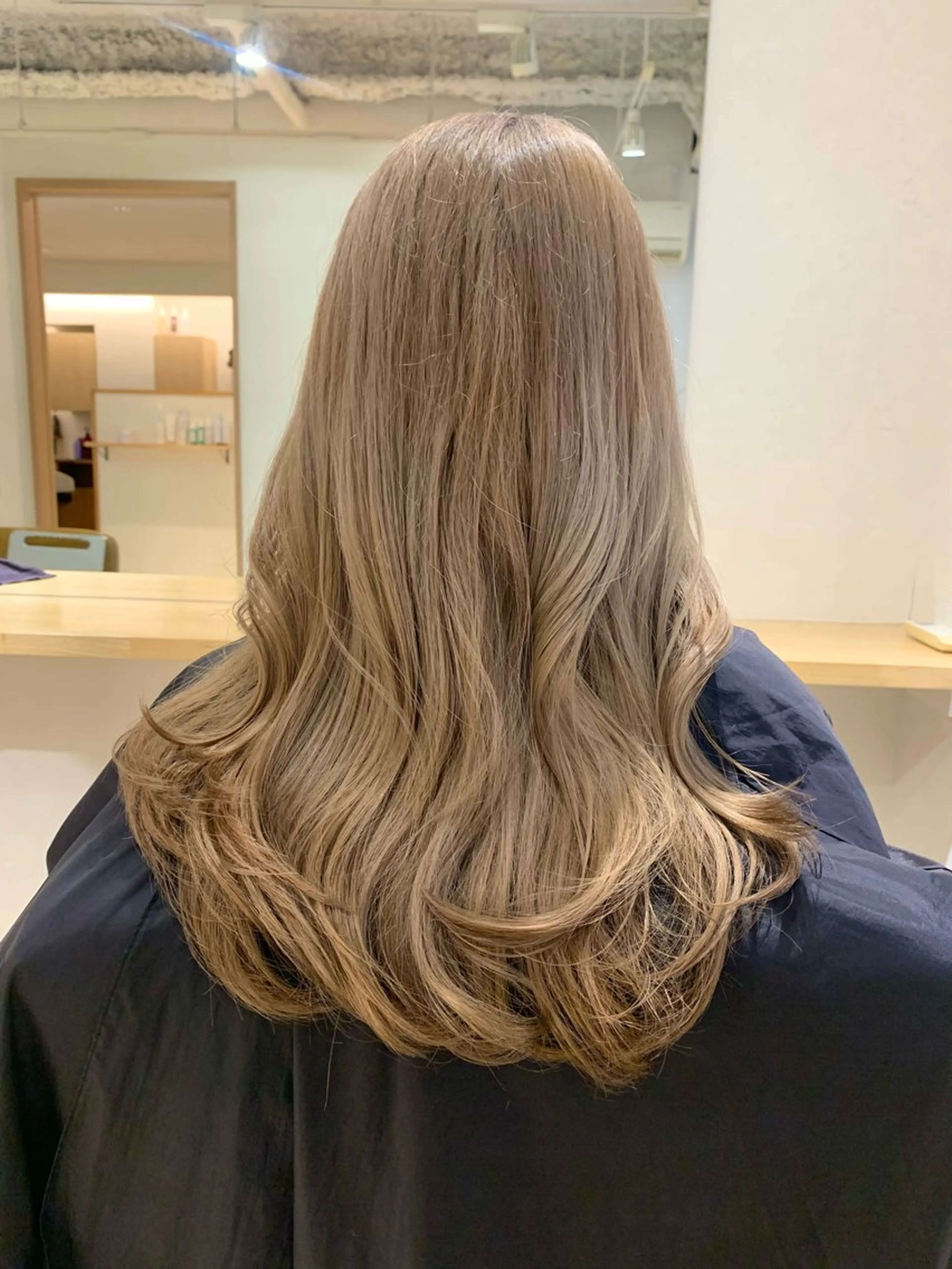 カラー ベージュカラー ブリーチ ミルクティーベージュ 🩰淡色カラー／ 南ゆかり（女性のみ）のヘアスタイル