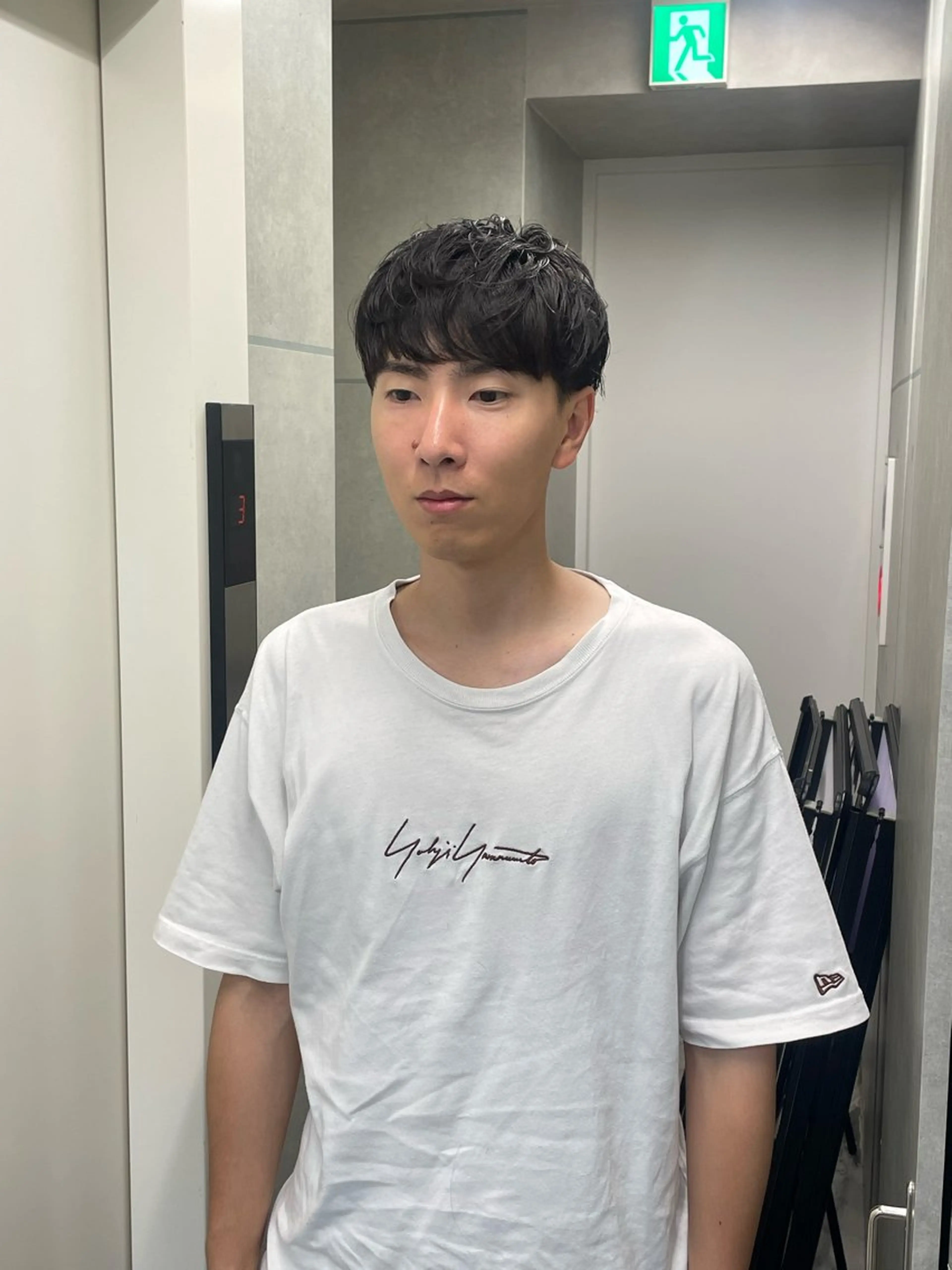 ミディアム メンズ ミディアムパーマ メンズブリーチ センターパート フェードカット マッシュ 【メンズ・カット】 藪 清正のヘアスタイル