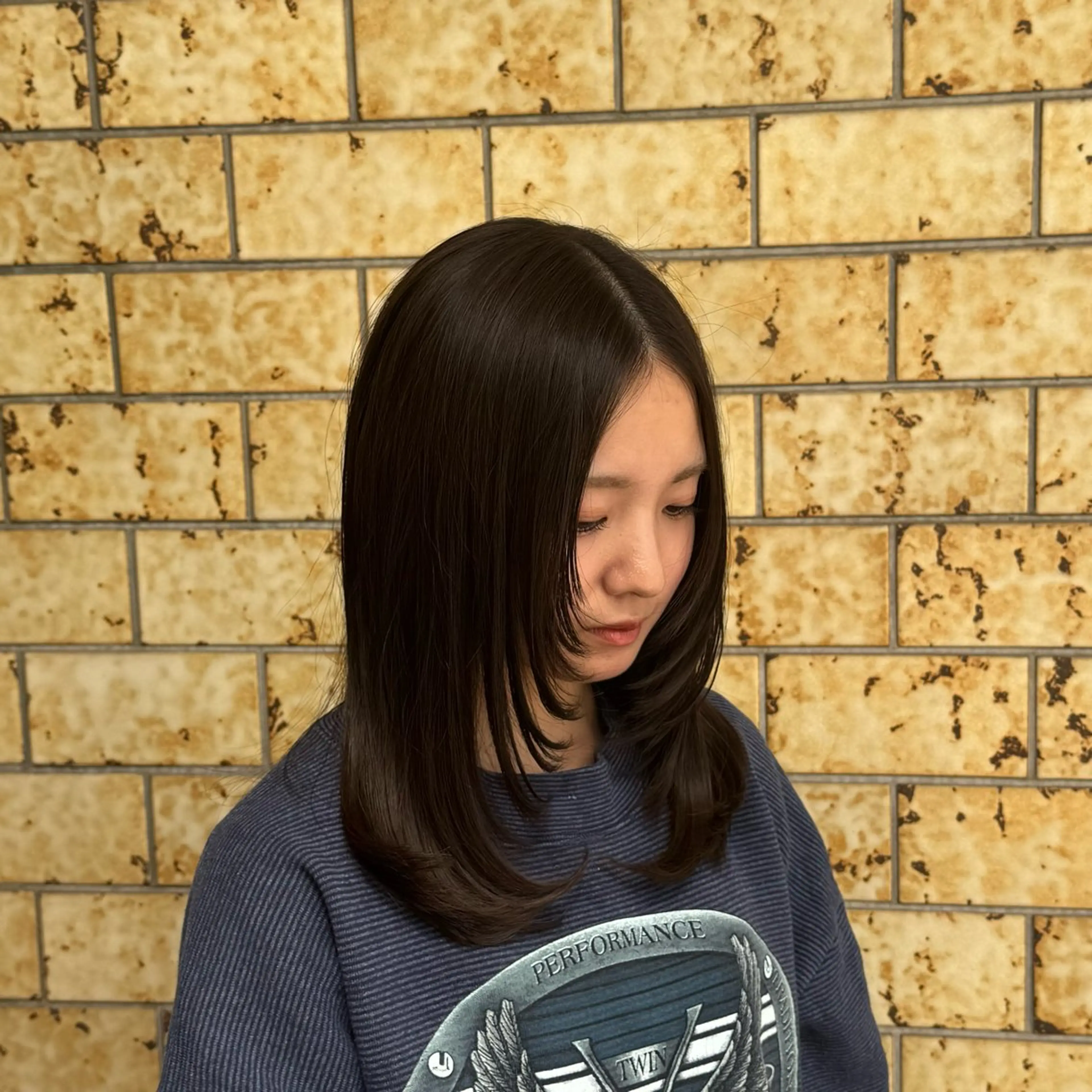 セミロング 顔まわりレイヤー レイヤーカット カット ヘアカラー 田畑 真夢のヘアスタイル