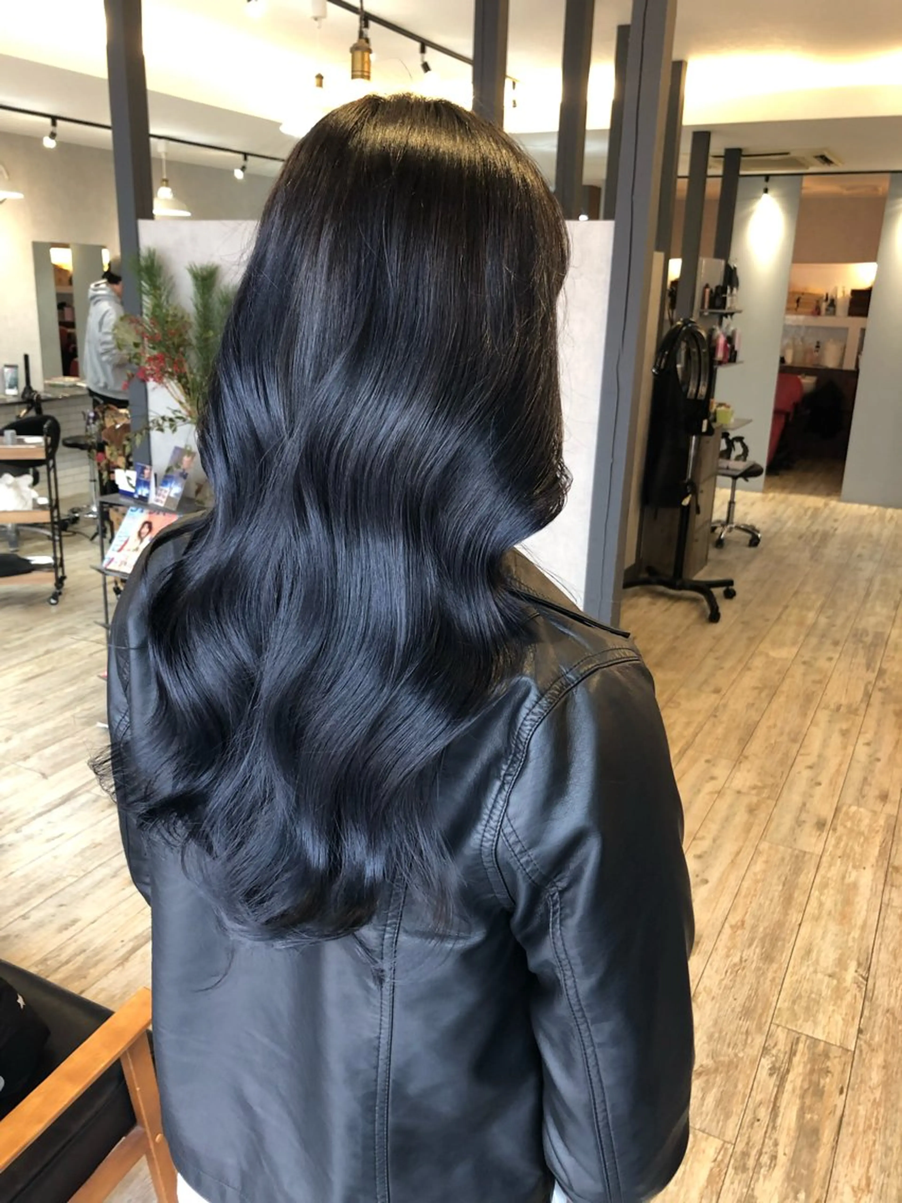 ロング カラー 黒髪 ブルーカラー ブルーブラック レイヤーブリーチ特化 ホワイト専門/岸のヘアスタイル