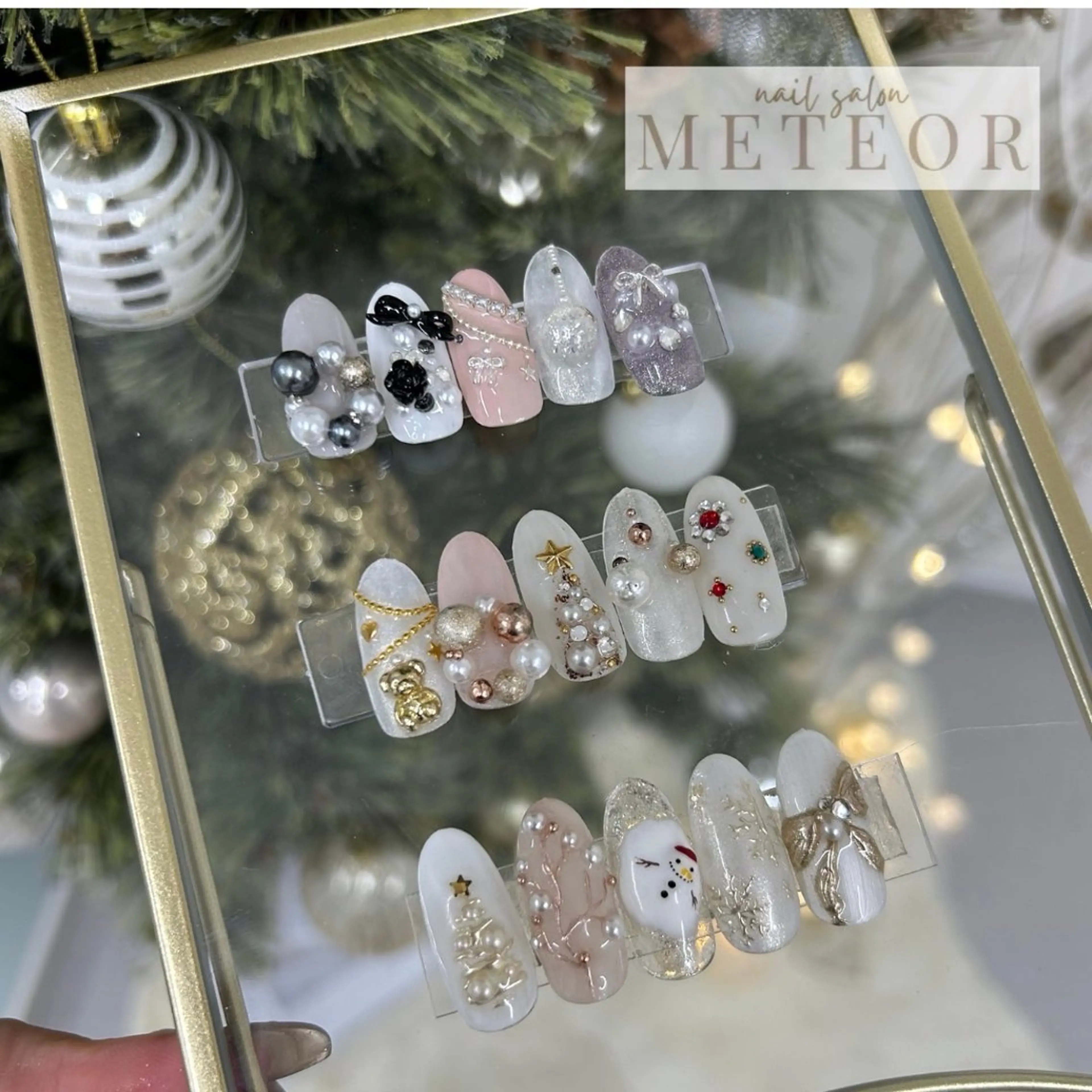 ネイル キラキラネイル ワンホンネイル 冬ネイル クリスマス METEOR💫 staffのネイルデザイン