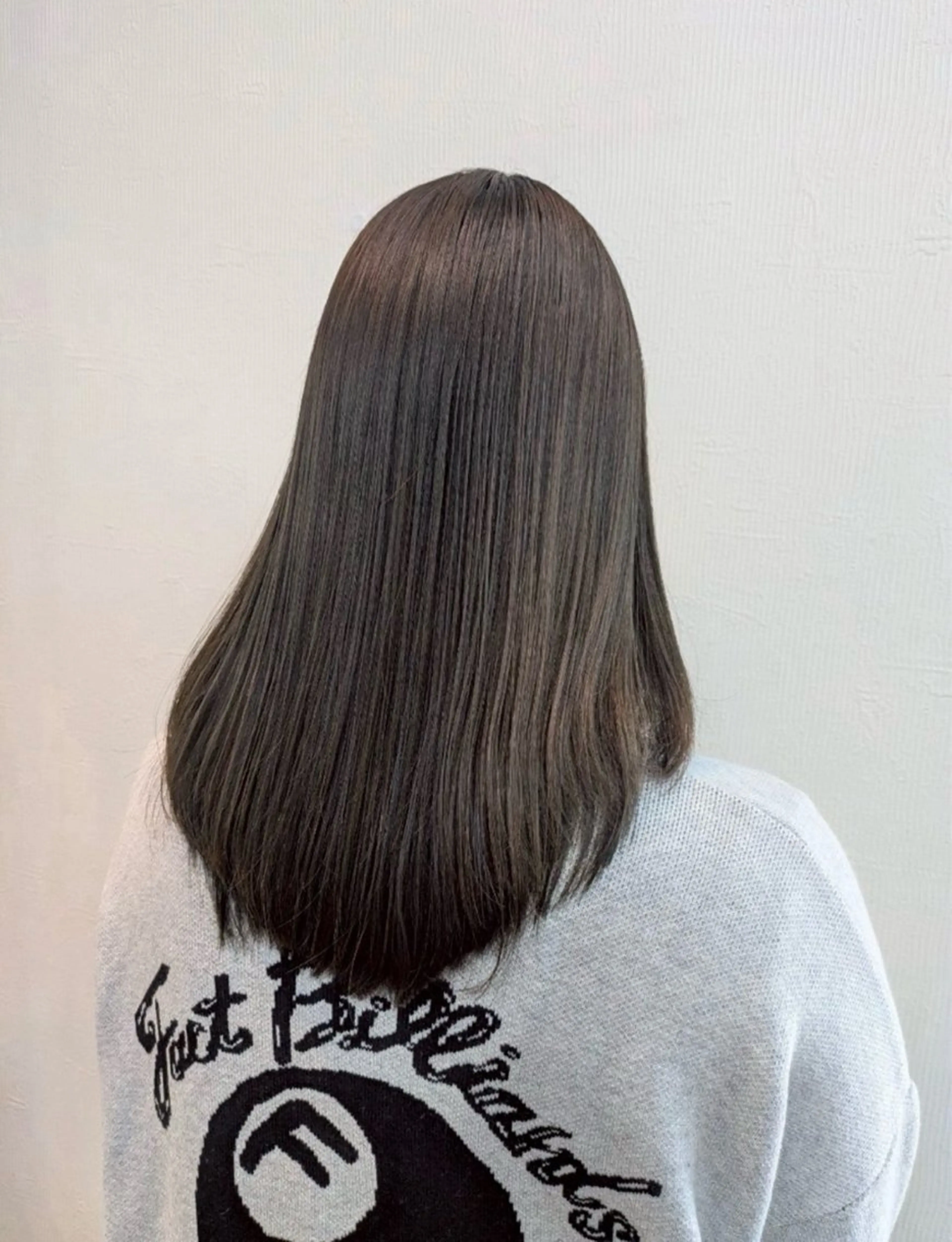 セミロング カラー 佐藤 琴海のヘアスタイル