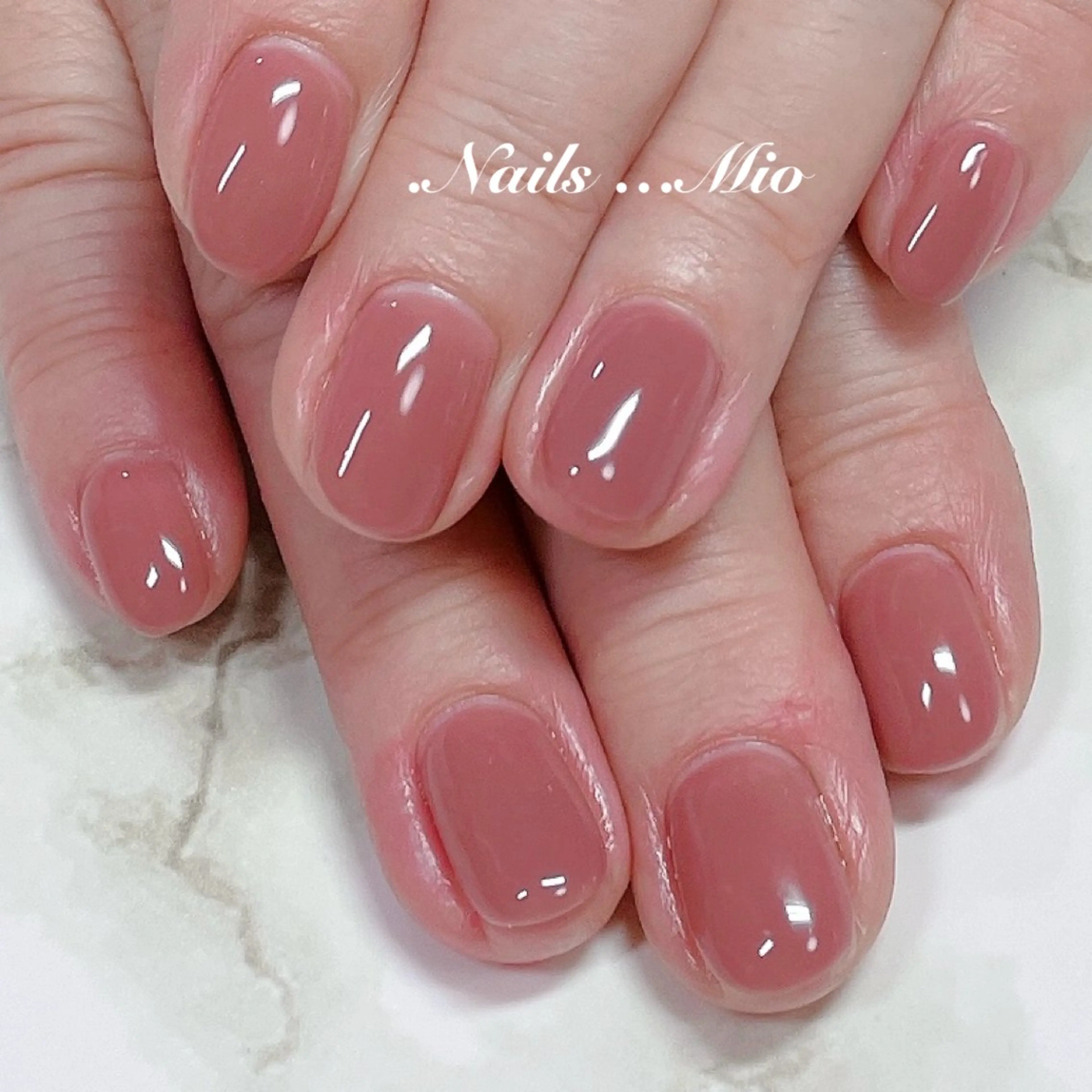 ネイル ジェルネイル ワンカラーネイル 赤色 ハンドネイル .Nails Mio 赤羽西ネイルサロンのネイルデザイン