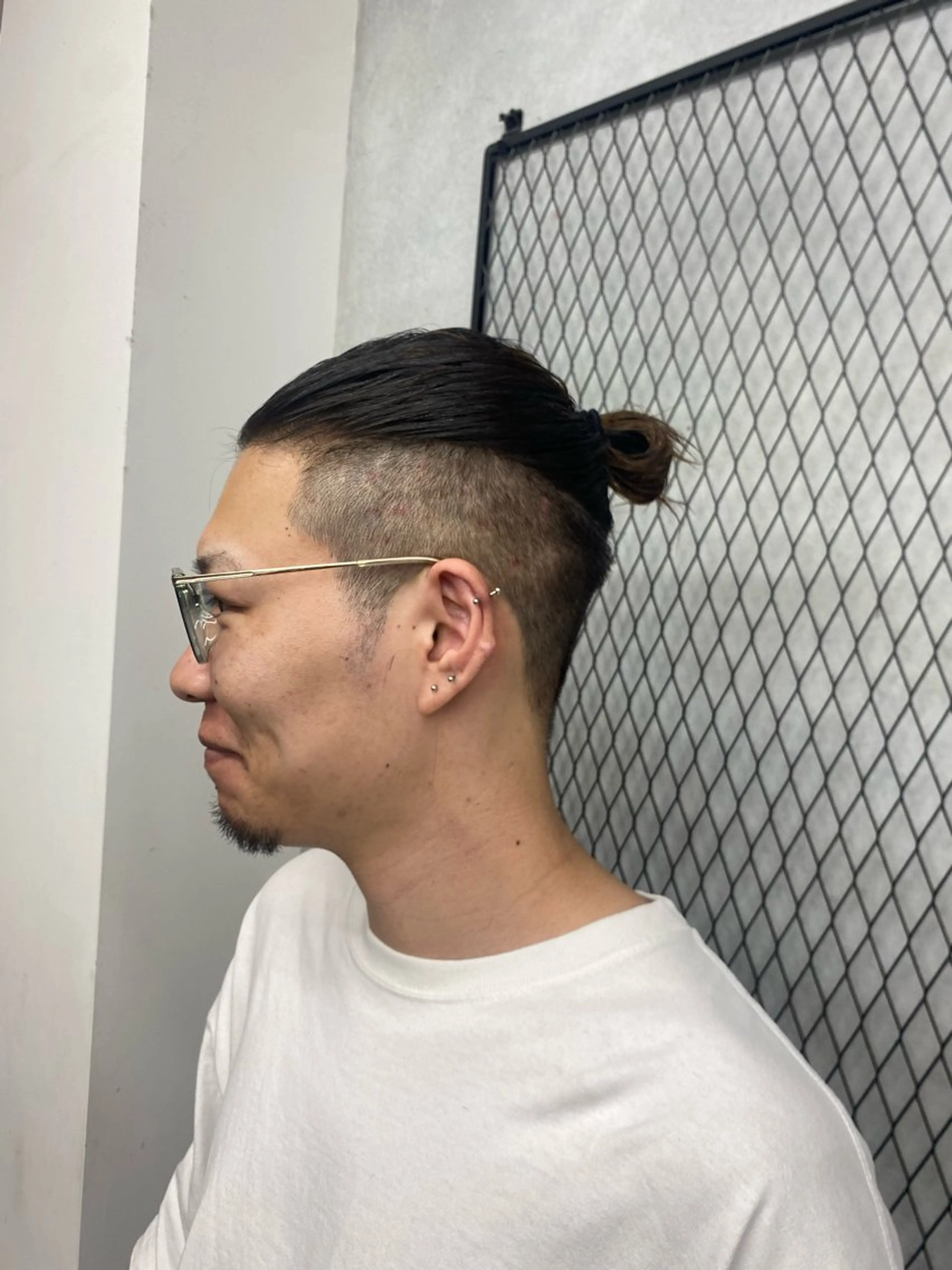 ミディアム メンズ ミディアムパーマ メンズブリーチ センターパート メンズハイライト メンズハイトーン カット 👑髪質改善/縮毛矯 正/フェード/森田のヘアスタイル