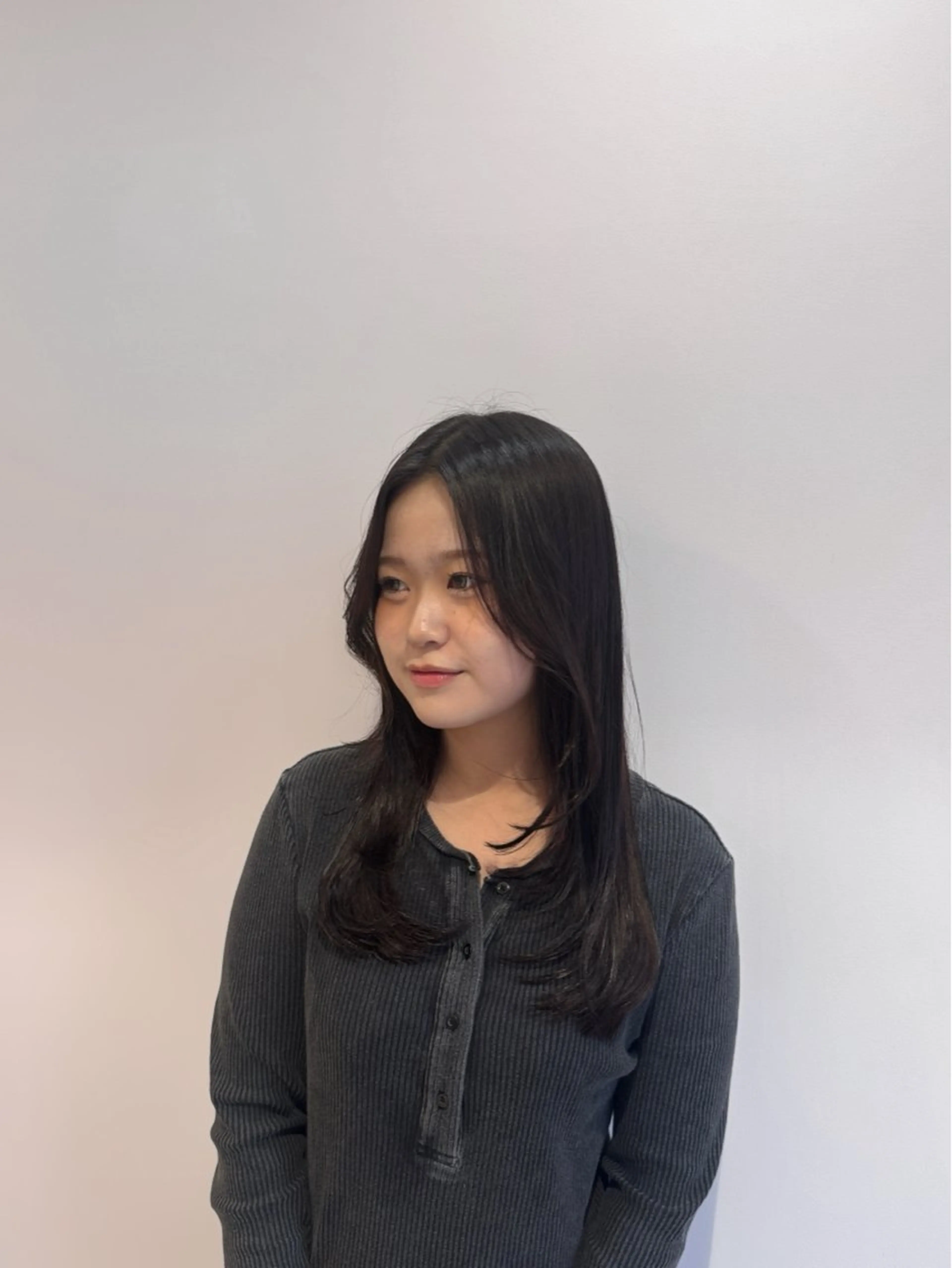 セミロング 顔周りカット 髪質改善 韓国風ヘア レイヤーカット 縮毛矯正 カット ヘアカラー ★韓国トレンドカット ★むなかたももかのヘアスタイル