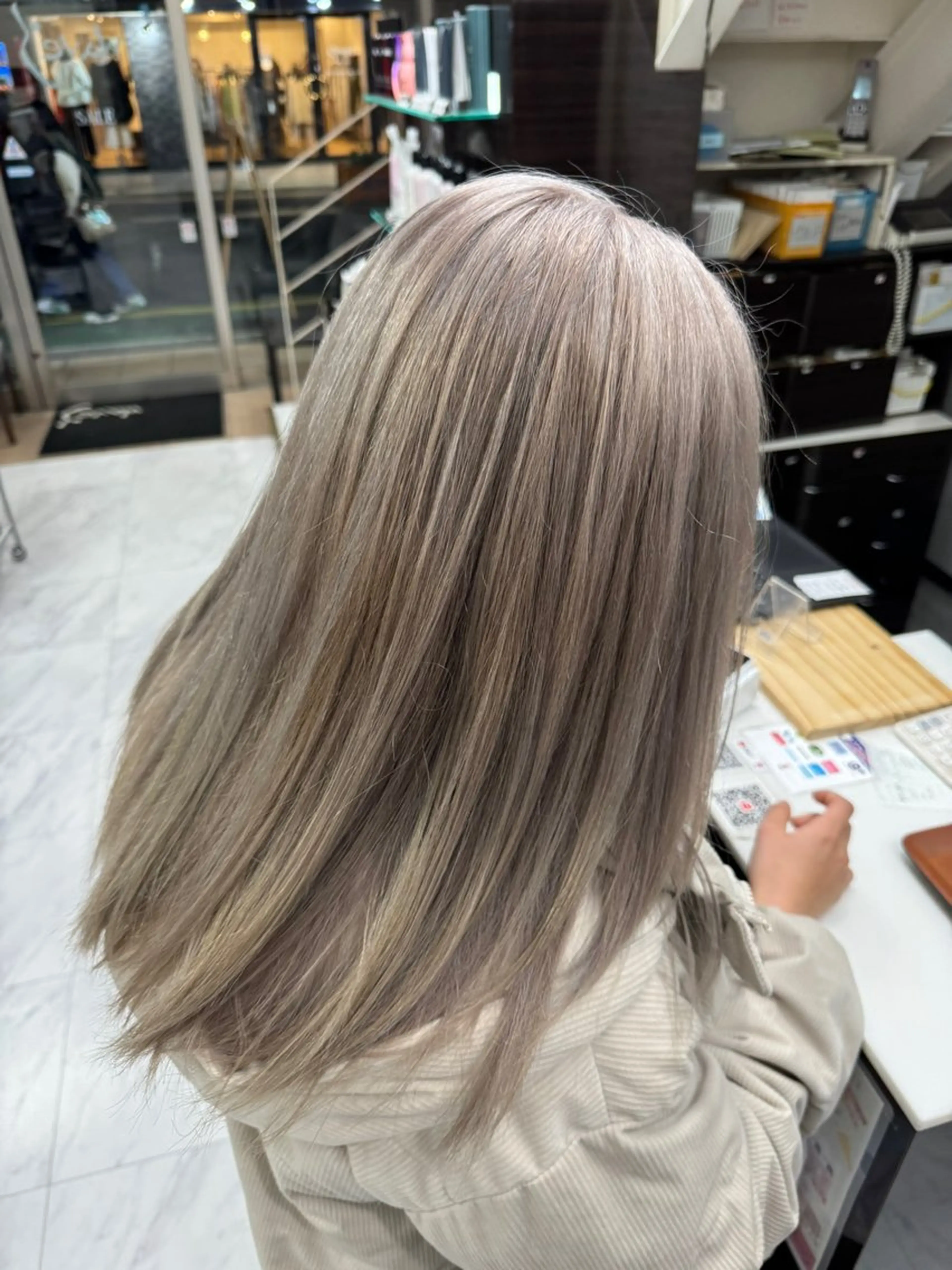 セミロング カラー ヘアアレンジ 切りっぱなしボブ ブリーチ デザインカラー ダブルカラー グラデーションカラー カット ヘアカラー トリートメント Zina 大宮所属・目黒 碧人のヘアスタイル