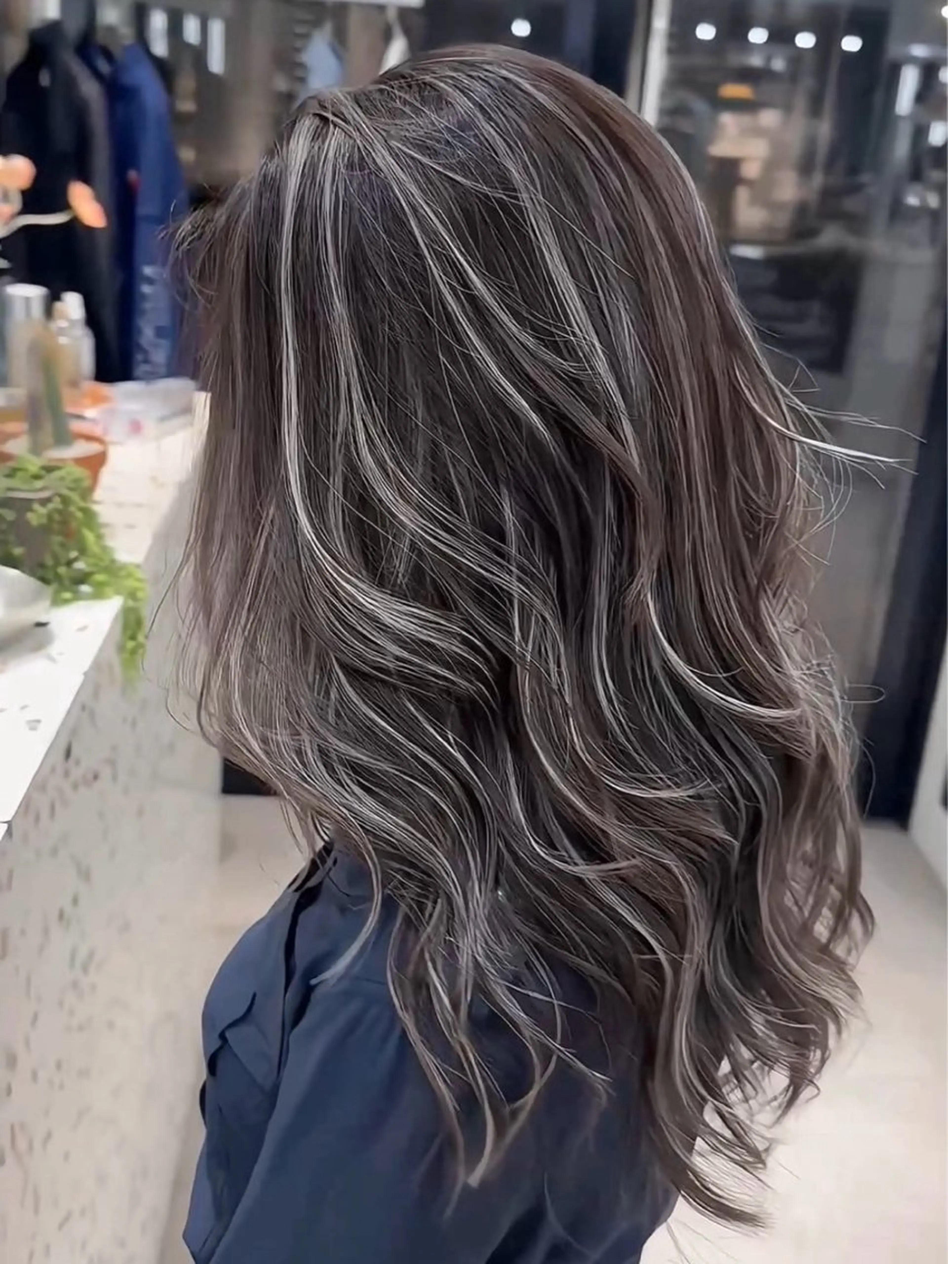 ロング カラー ブリーチ ケアブリーチ グレージュ ハイライトカラー ハイライト カット ヘアカラー トリートメント 表参道/ハイライト バレイヤージュのヘアスタイル