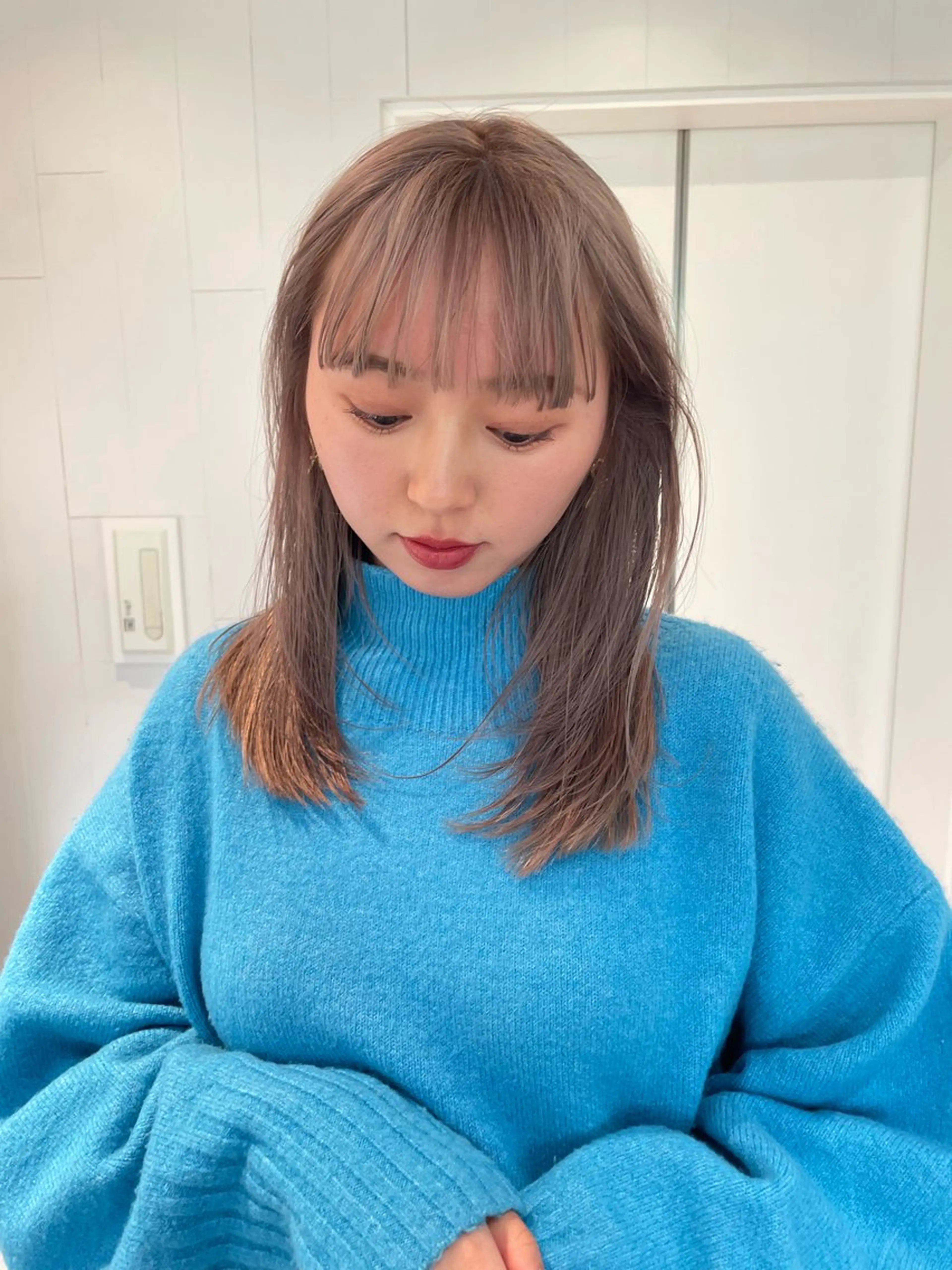 ミディアム カラー ミディアムレイヤー ベージュカラー ブリーチ ダブルカラー ミルクティーベージュ カット ヘアカラー トリートメント パーマ/パーマ落とし 【Kouta】のヘアスタイル