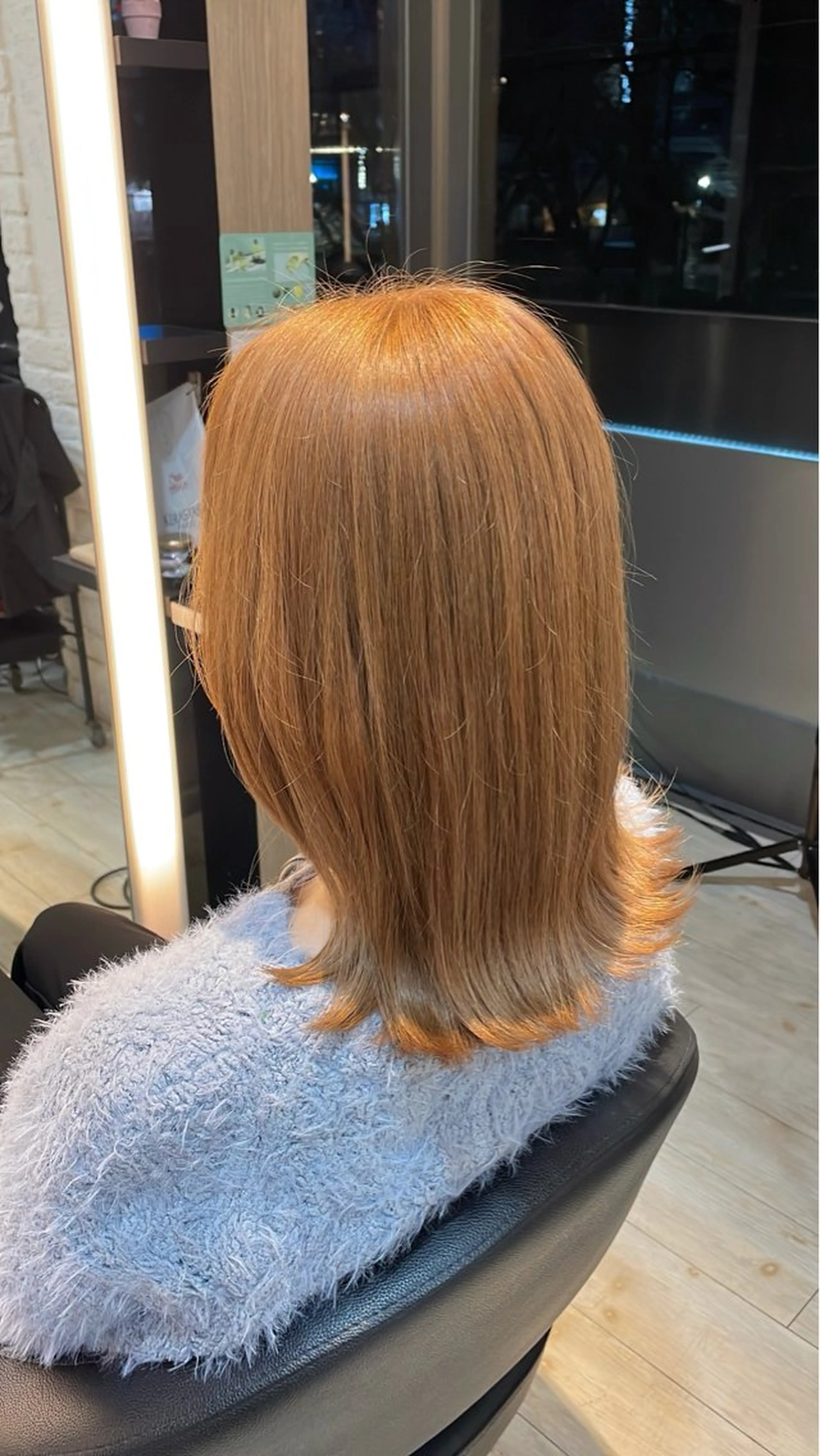 ミディアム カラー ブリーチ/髪質改善/ ハイトーン/暖色のヘアスタイル