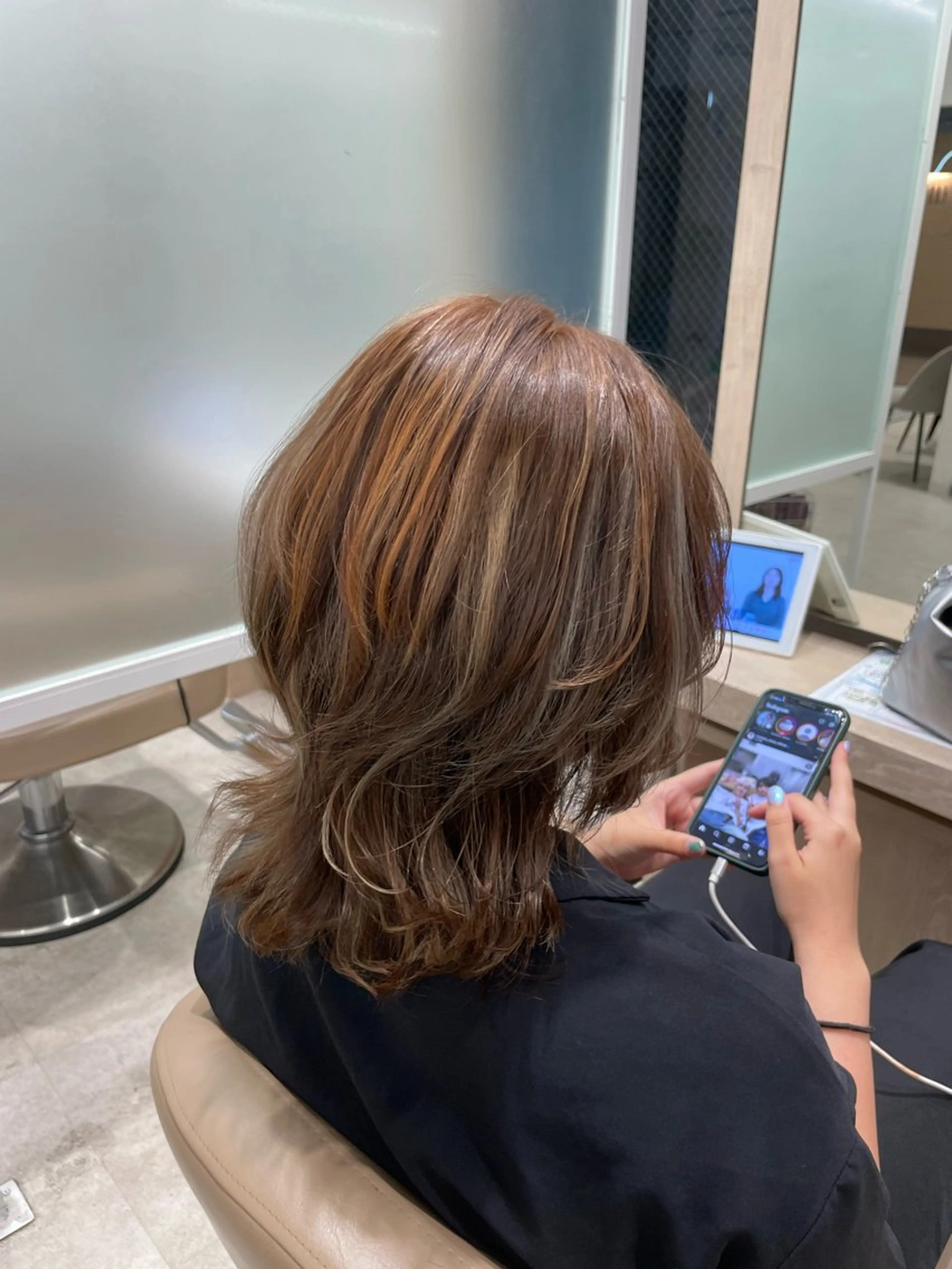 セミロング カラー ベージュカラー ハイライトカラー オレンジ ハイライト カット ヘアカラー トリートメント EARTH菊名店👾 ひらのすぐるのヘアスタイル