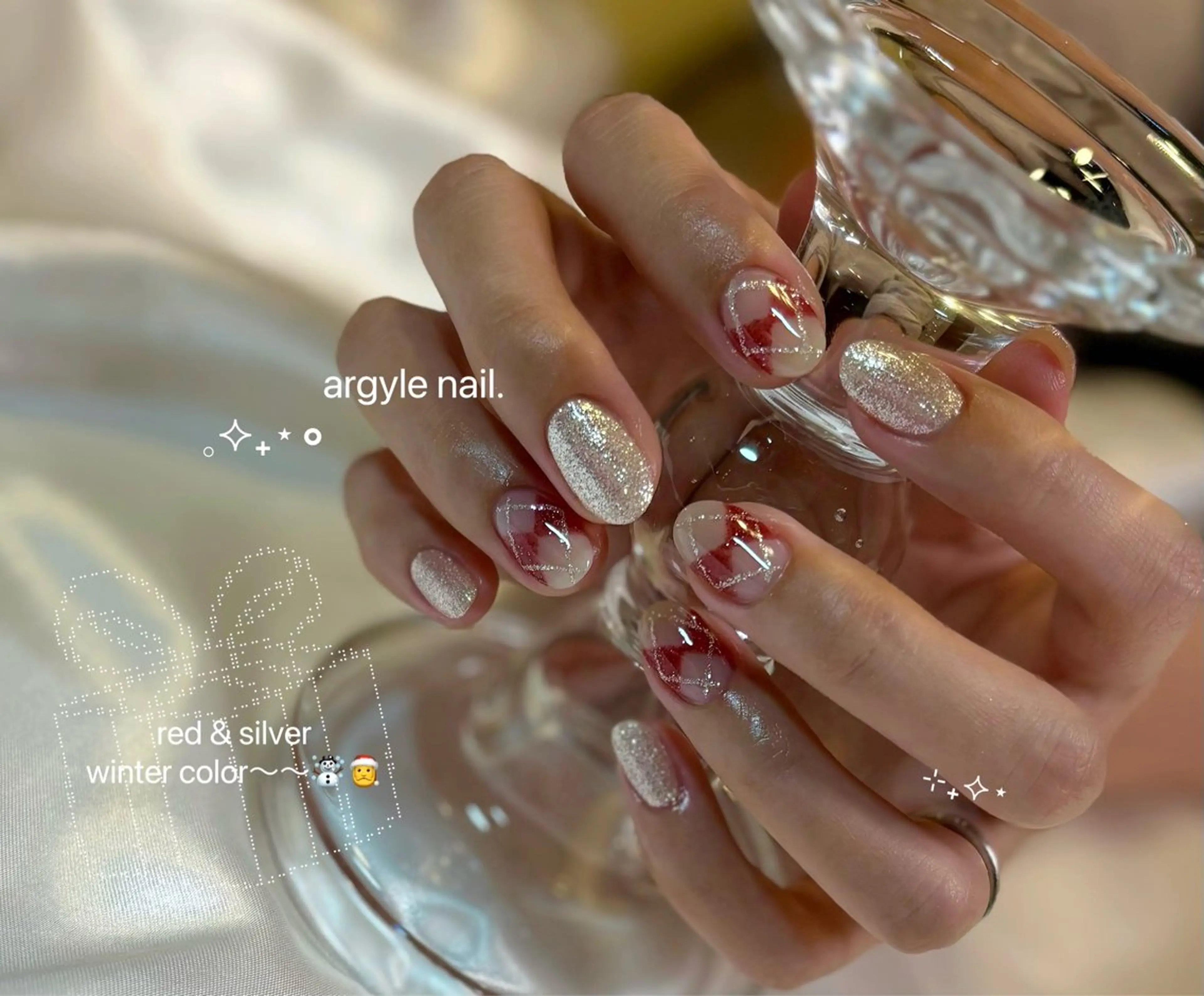 ネイル 韓国ネイル 赤色 シルバー 冬ネイル Chat　noir所属・【chatnoir】 MIYUのネイルデザイン