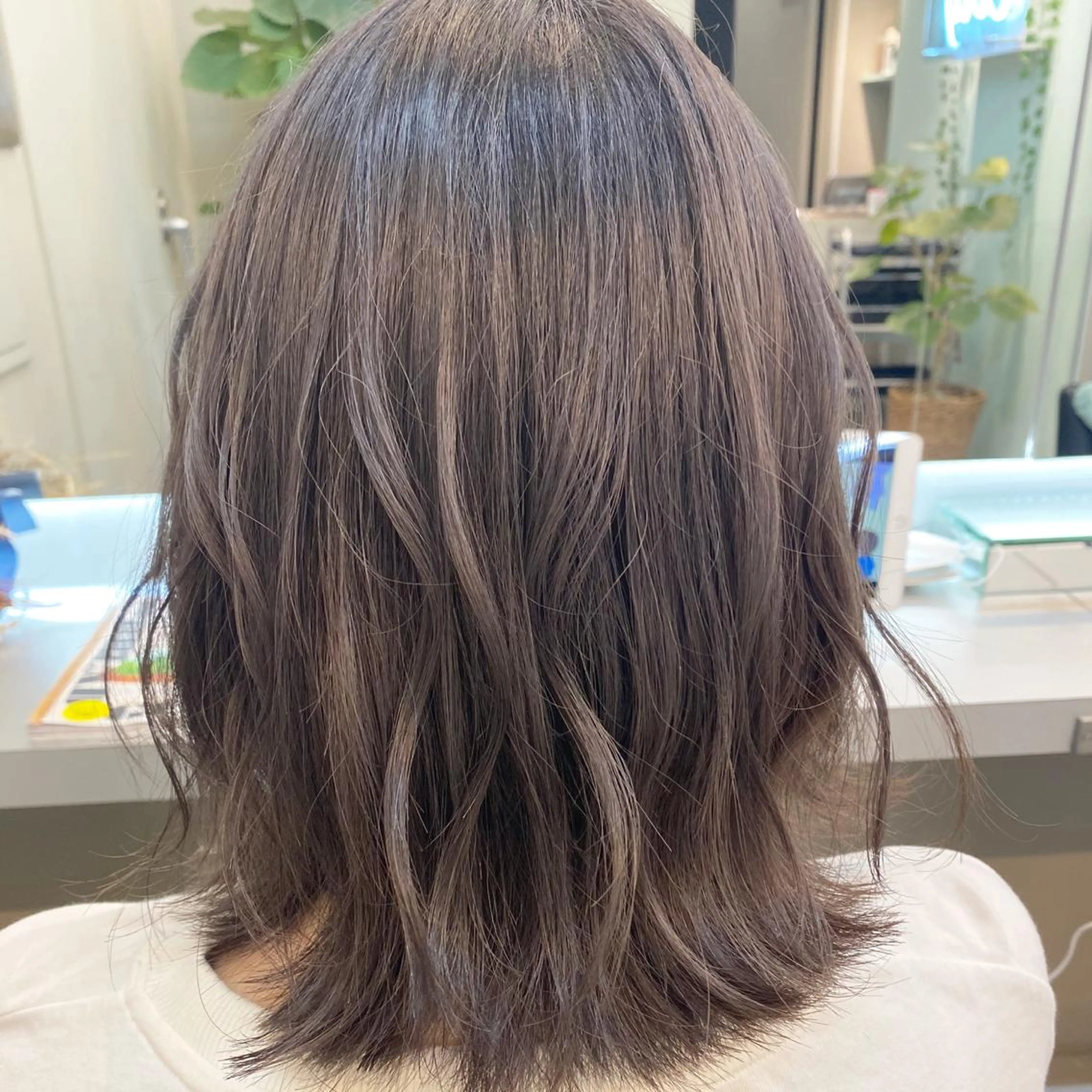 ショート カラー アディクシーカラー グレージュ ヘアカラー トリートメント 岡野 静華のヘアスタイル