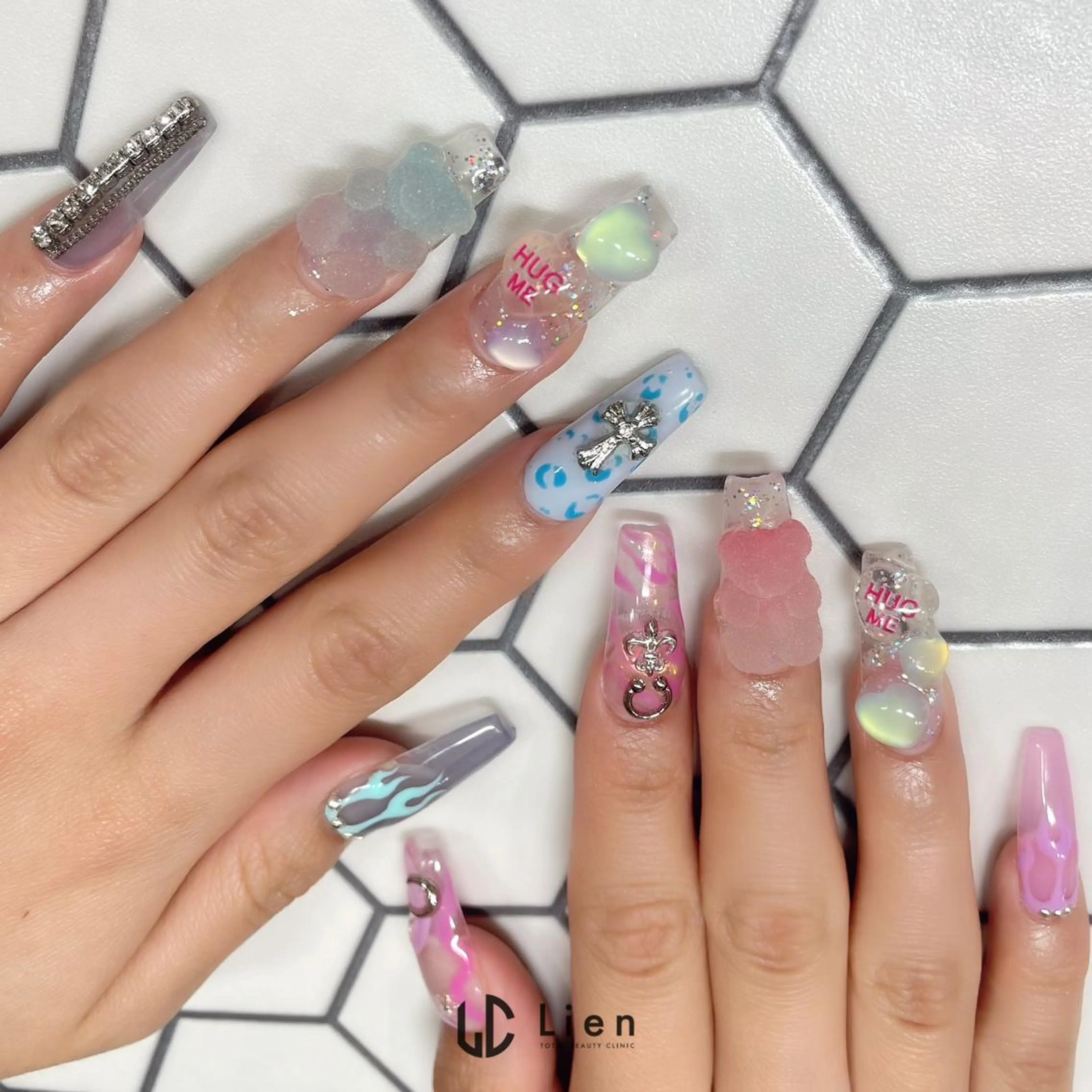 ネイル キラキラネイル 韓国ネイル ロングネイル ニュアンスネイル スカルプネイル 山田 真里のネイルデザイン