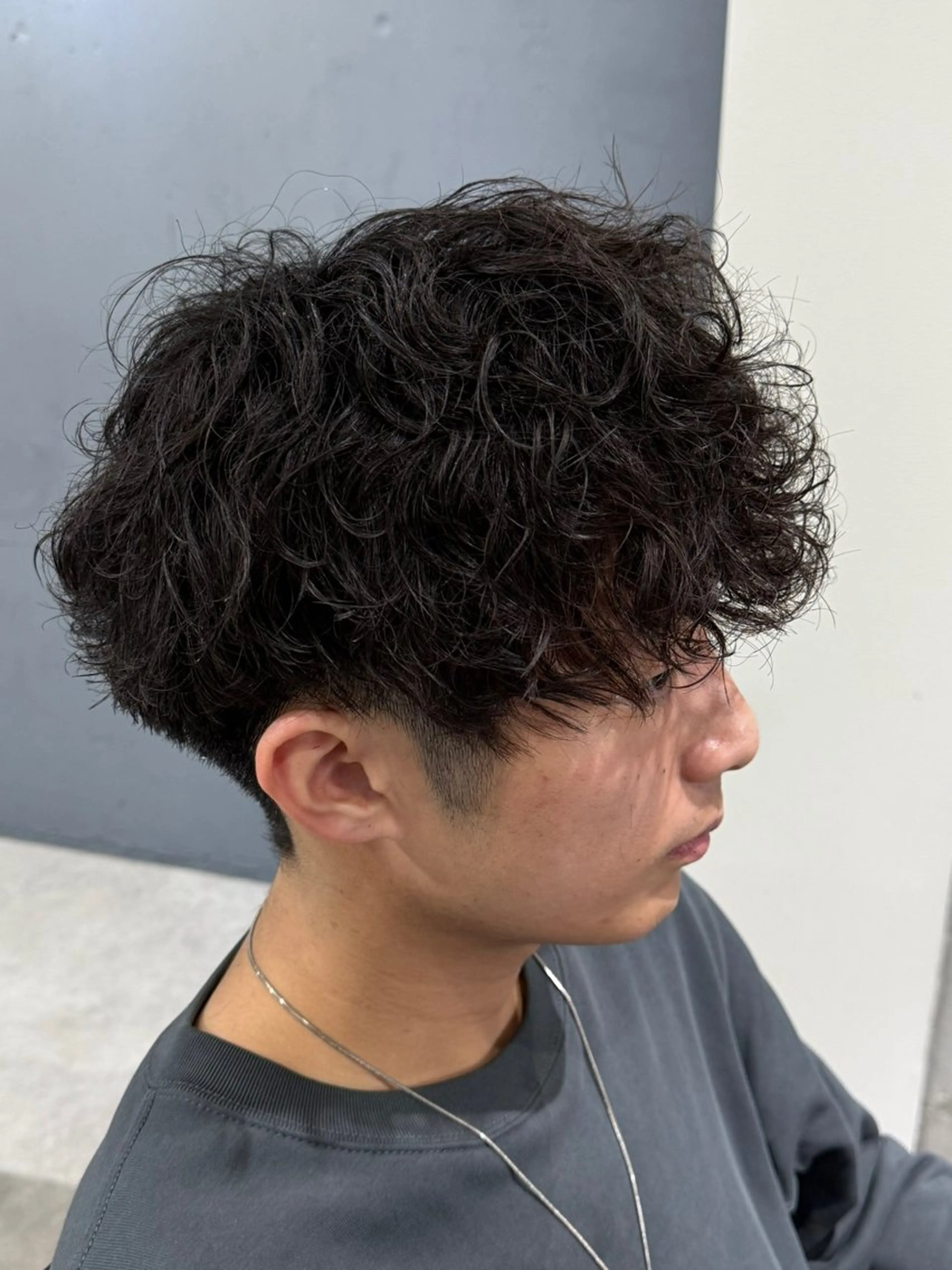 メンズ センターパート ダウンパーマ フェードカット フェザーパーマ カルマパーマ カット 布施メンズ特化美容師 秋山　涼のヘアスタイル