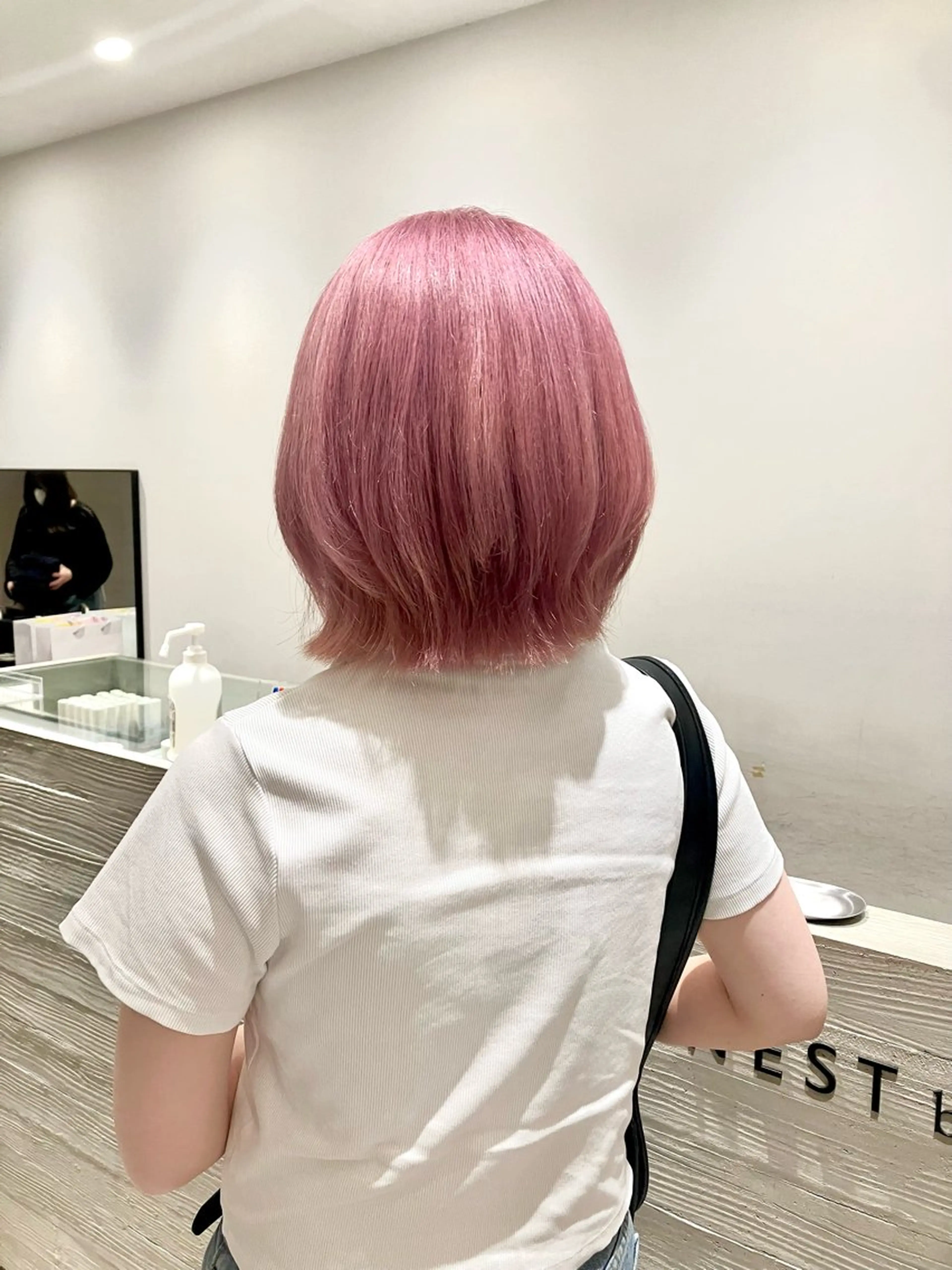 ショート カラー ボブレイヤー ピンクカラー ボブ レイヤーカット サキ🤍ハイトーン 🩰くびれ巻きヘアのヘアスタイル