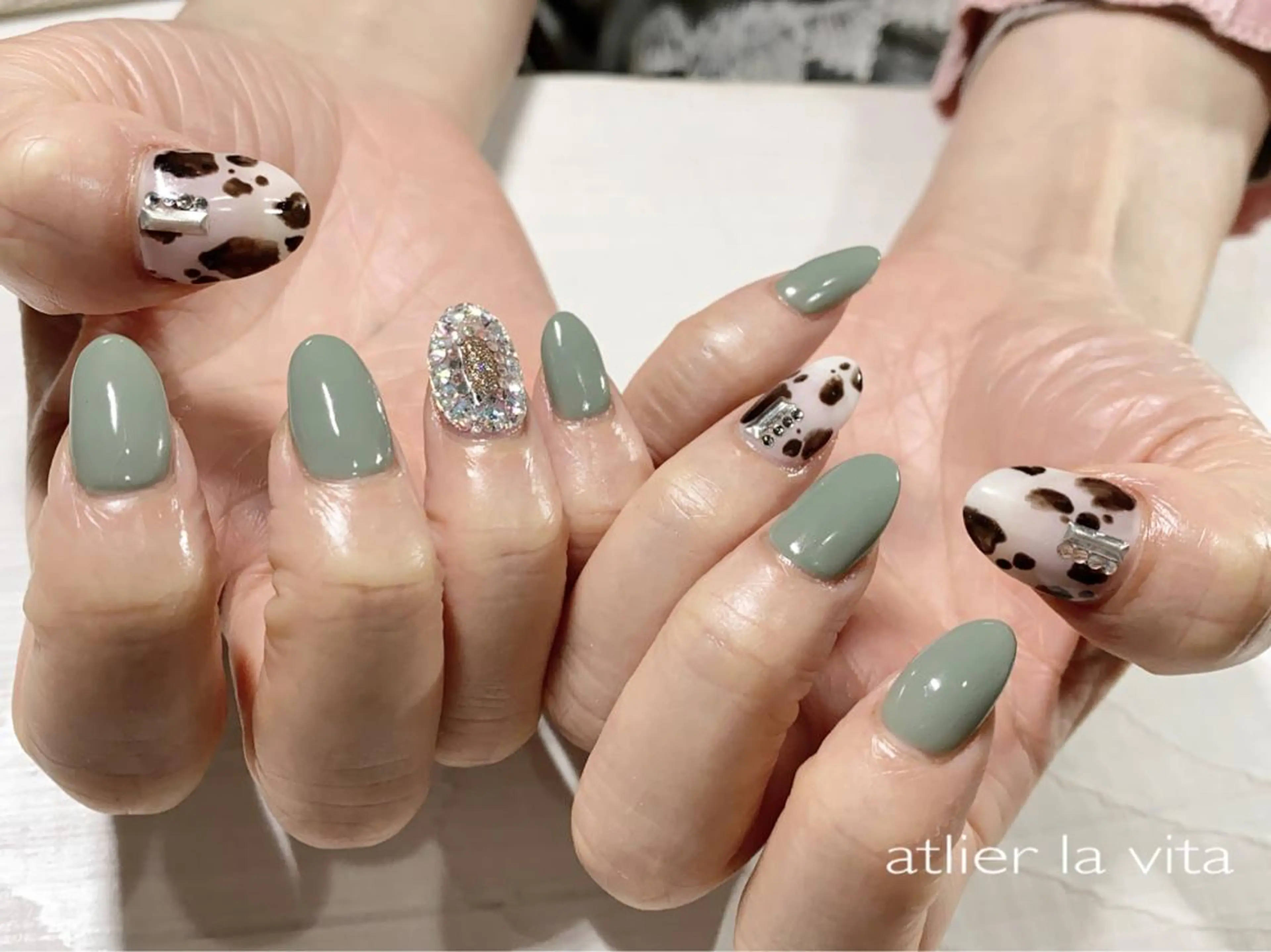 ネイル アニマル柄 フラッシュネイル キラキラネイル ストーンネイル ハンドネイル atelier la vita所属・lavita. mimuraのネイルデザイン