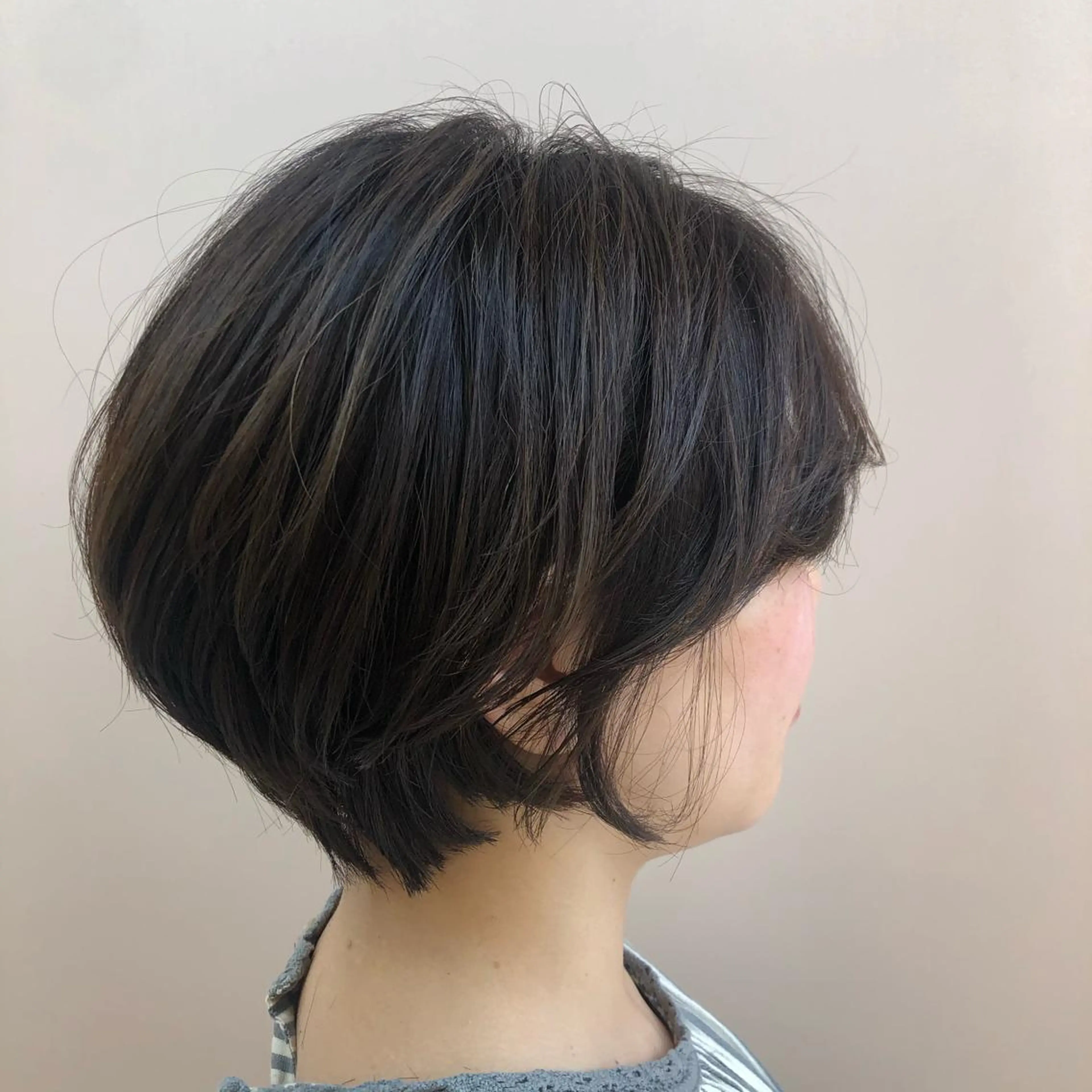 ショート カラー ベージュカラー オリーブベージュ 小顔レイヤー/ ベージュ🤍Rieのヘアスタイル