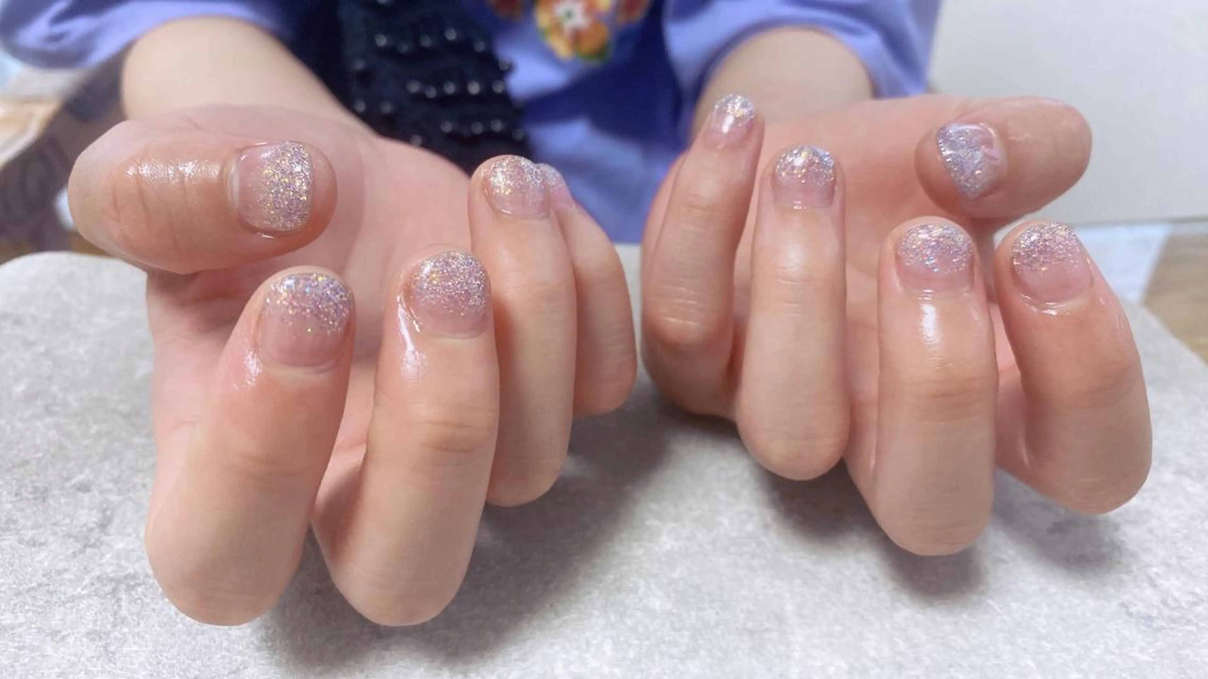 ネイル ブルー グラデーション ラメ(グリッター) ラメグラデーション mogunail &blowのネイルデザイン