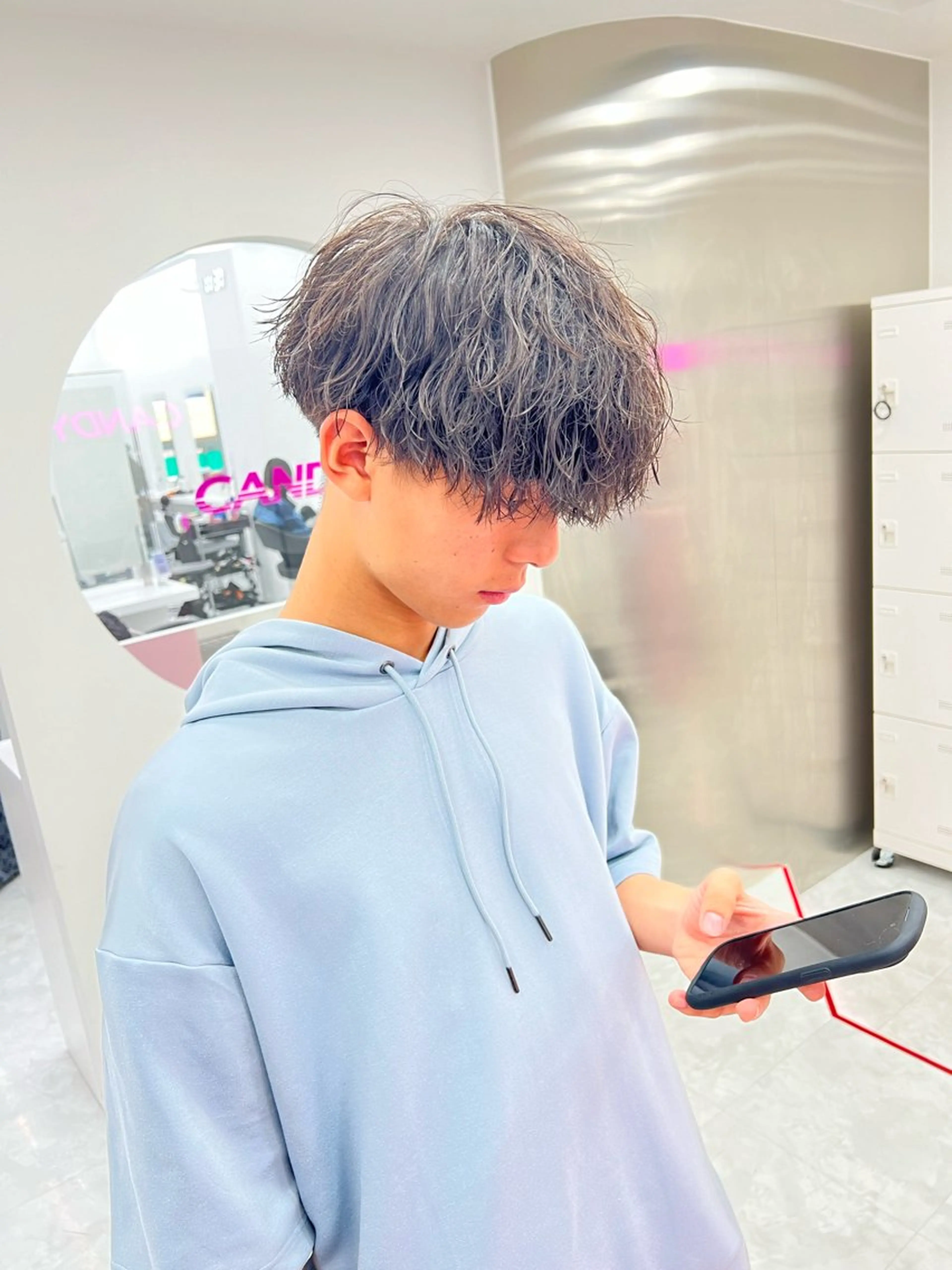 ミディアム パーマ メンズ ミディアムパーマ センターパート メンズ韓国風 韓国マッシュ マッシュウルフ メンズパーマ特化 TAIGAのヘアスタイル