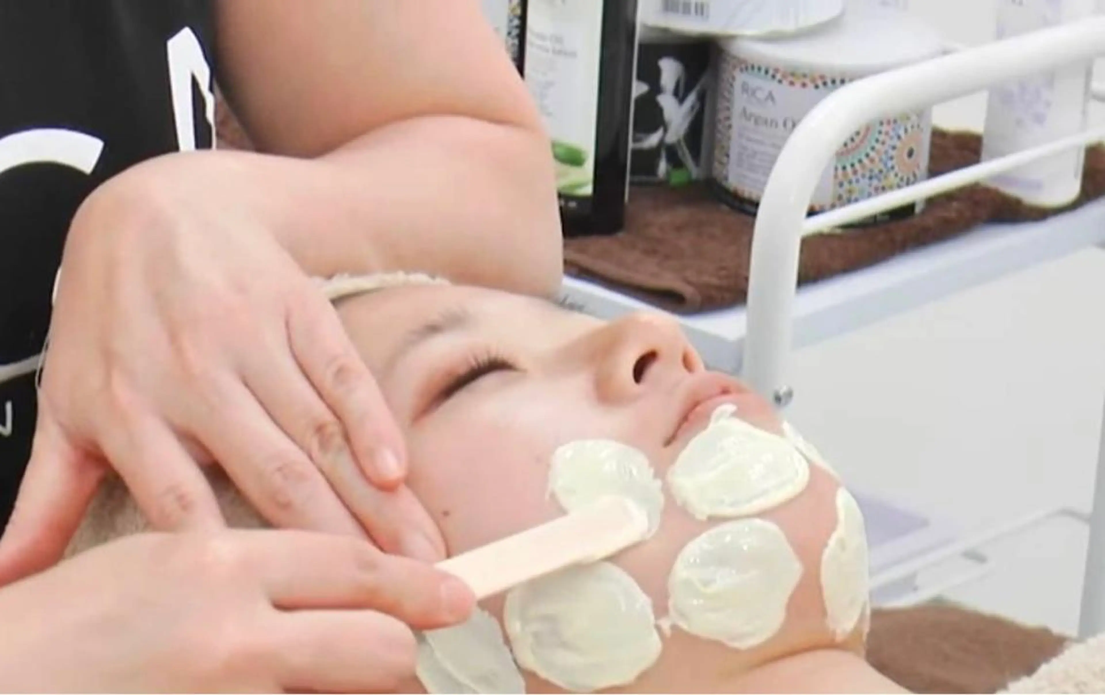 【新MENU♪お顔の産毛・角質スッキリ】フェイスWax脱毛(美肌パック付)の写真