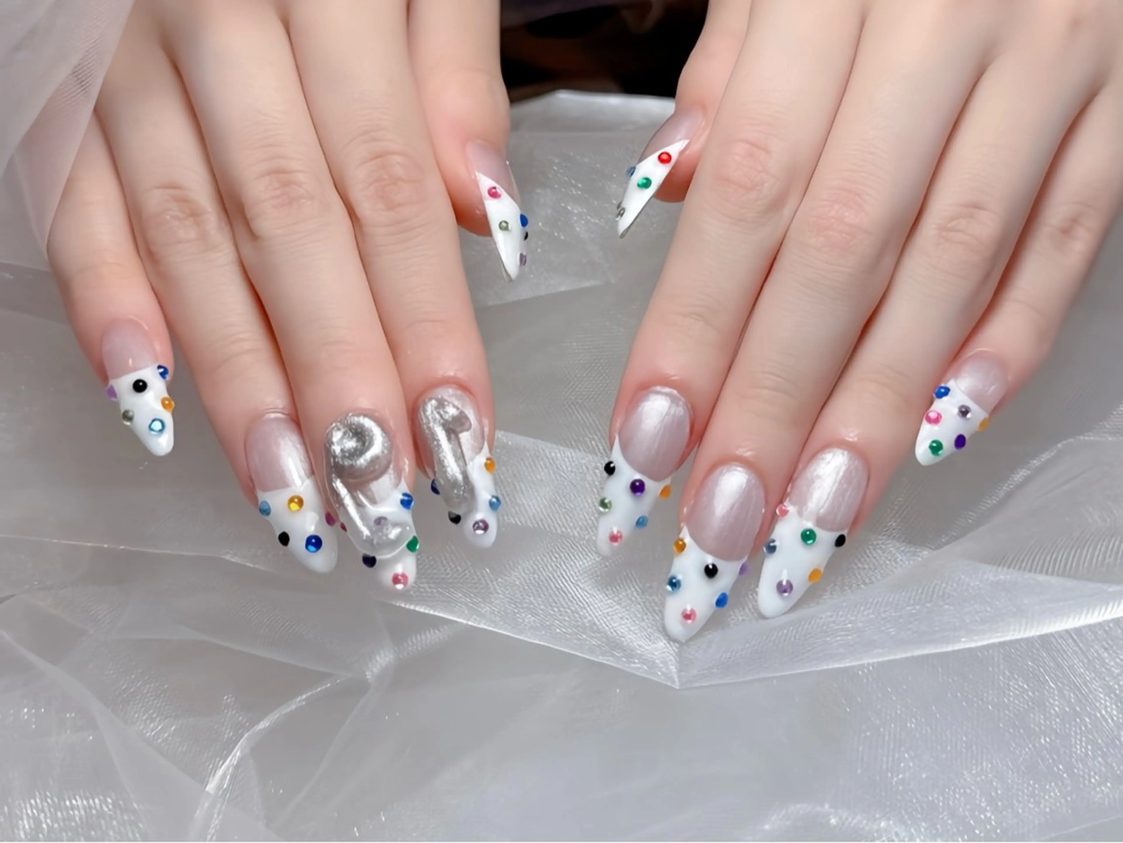 ネイル オーロラネイル チークネイル 桜ネイル クリアネイル ドット ハンドネイル Rin Nail 新大久保店のネイルデザイン