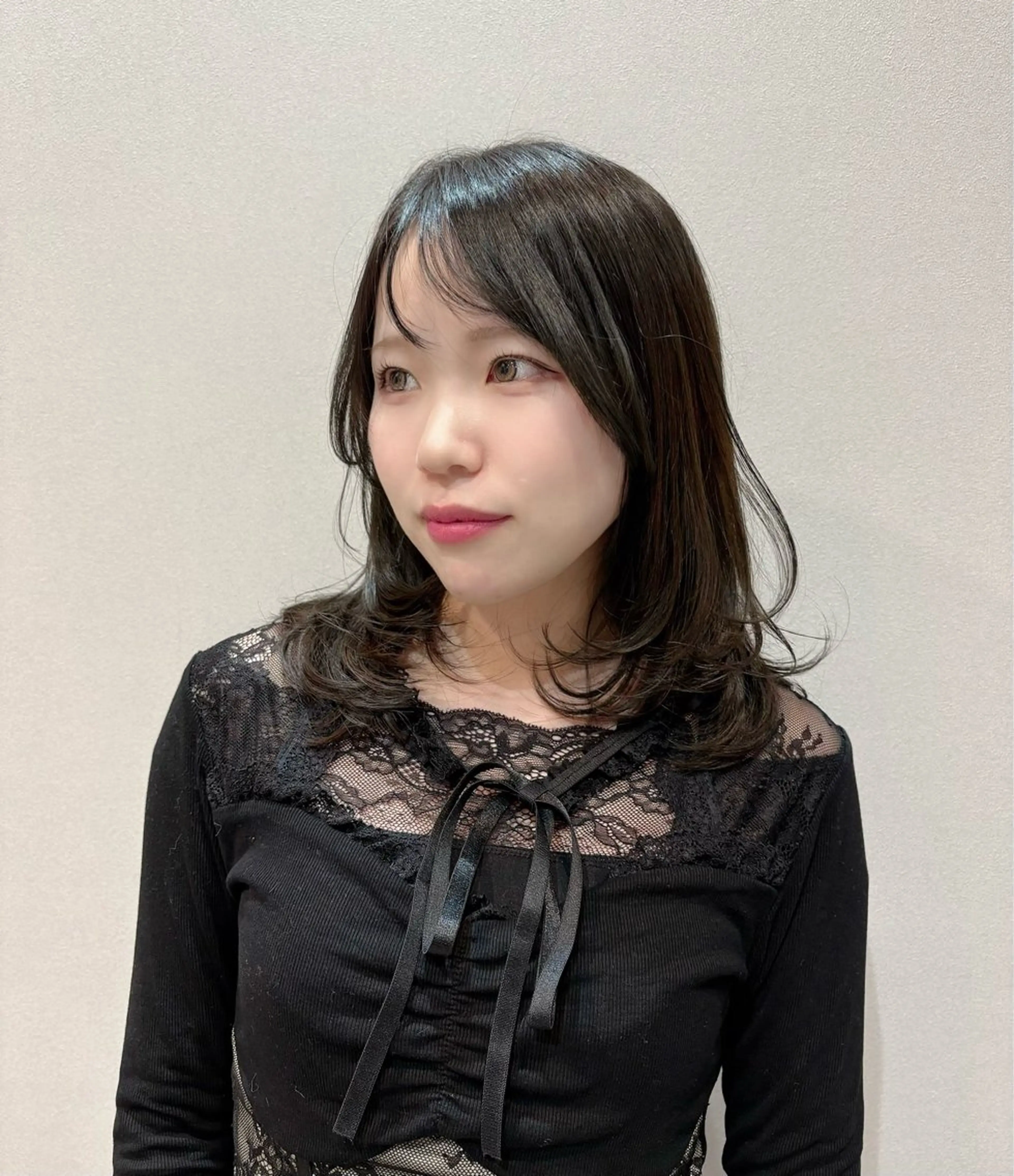 ミディアム カット 赤池 日菜子のヘアスタイル