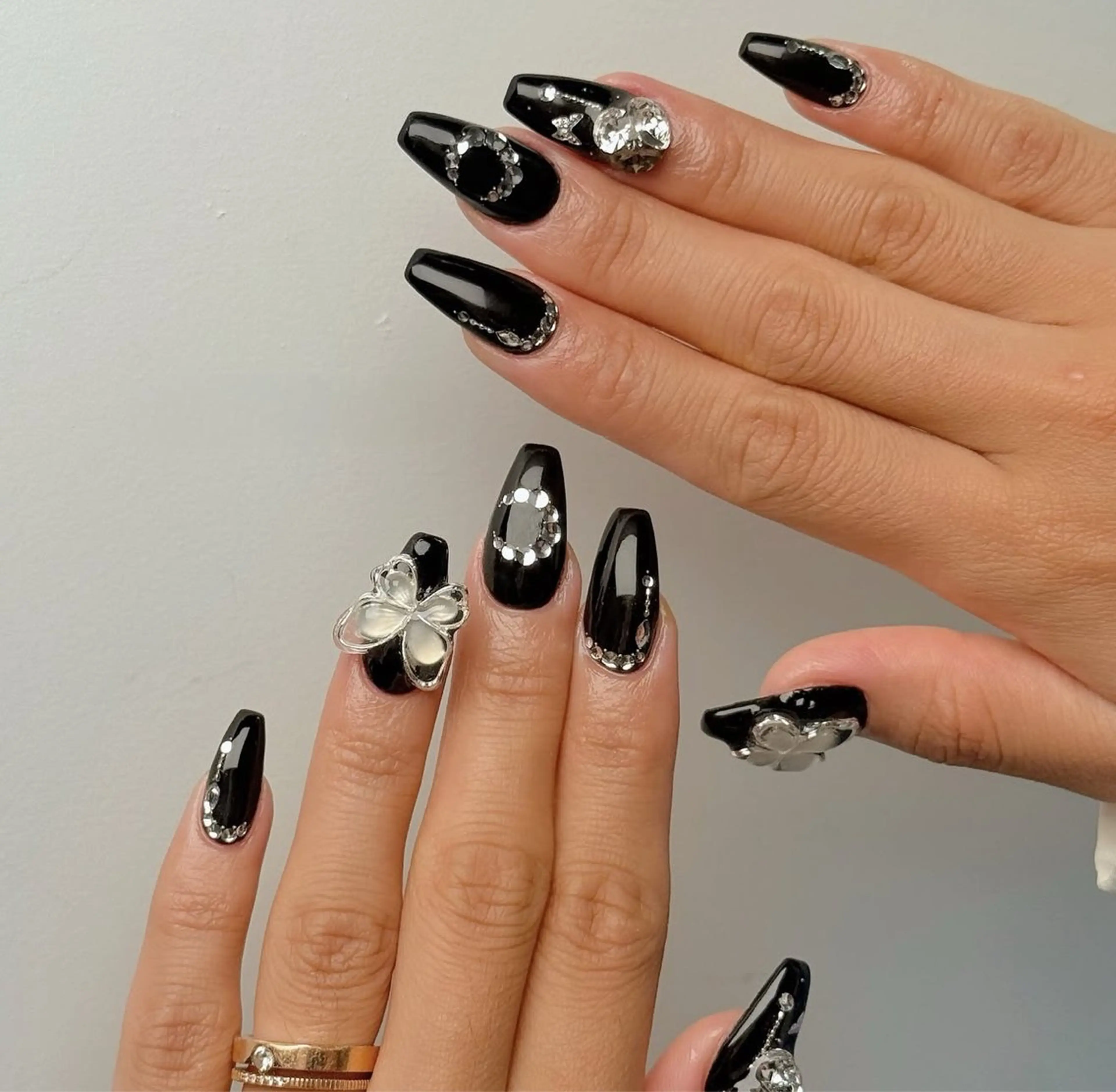 ネイル キラキラネイル マグネットネイル ミラーネイル ニュアンスネイル ワンホンネイル Lyna 池袋のネイルデザイン