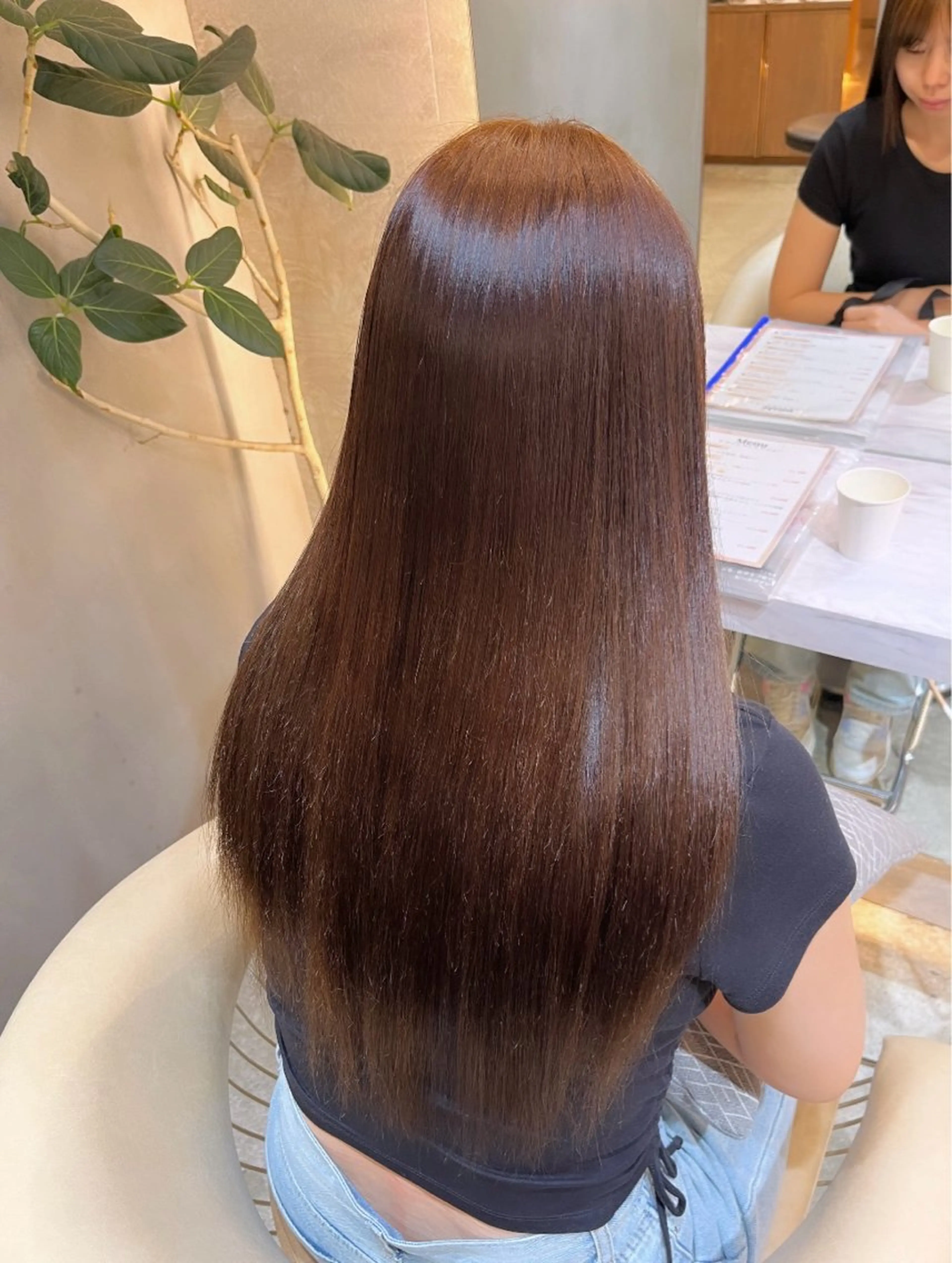 カラー ブリーチ 縮毛矯正 小久保美空/縮毛矯正 ミディアム/レイヤーのヘアスタイル