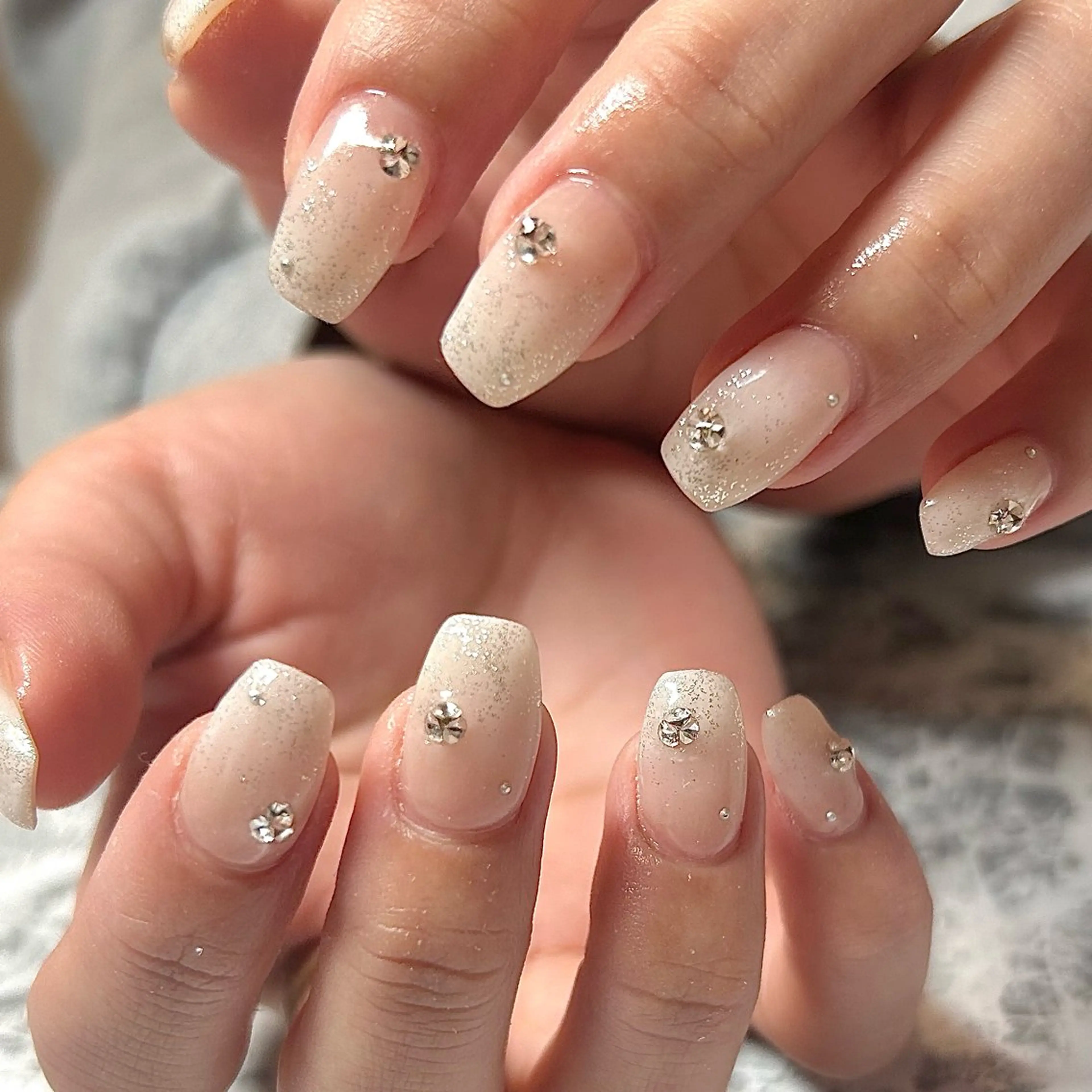 ネイル グラデーション 韓国ネイル ラメ(グリッター) ワンホンネイル 冬ネイル 極楽 鳥花のネイルデザイン