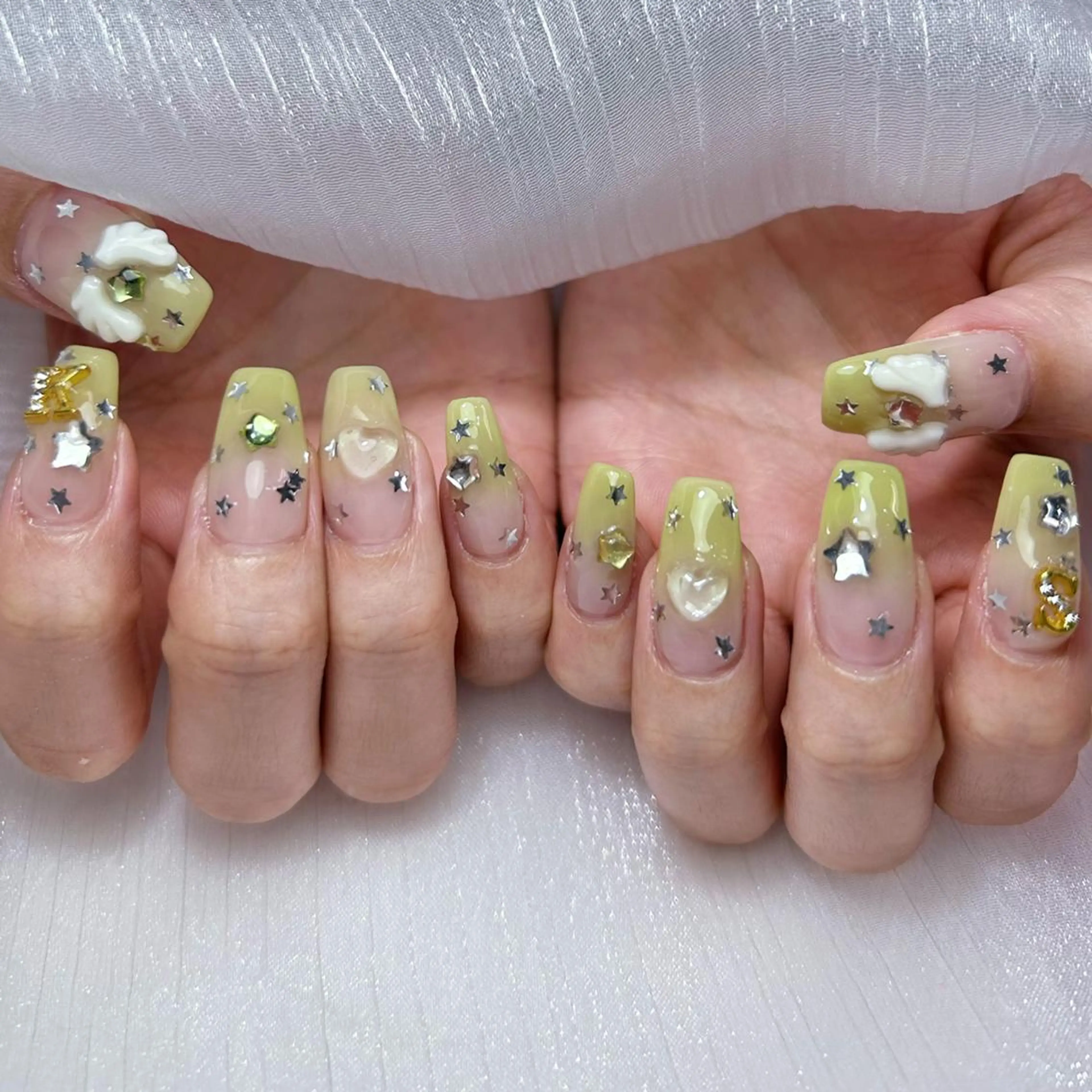 ネイル アートネイル オーロラネイル ガーリー キラキラネイル 韓国ネイル Leah 💅のネイルデザイン